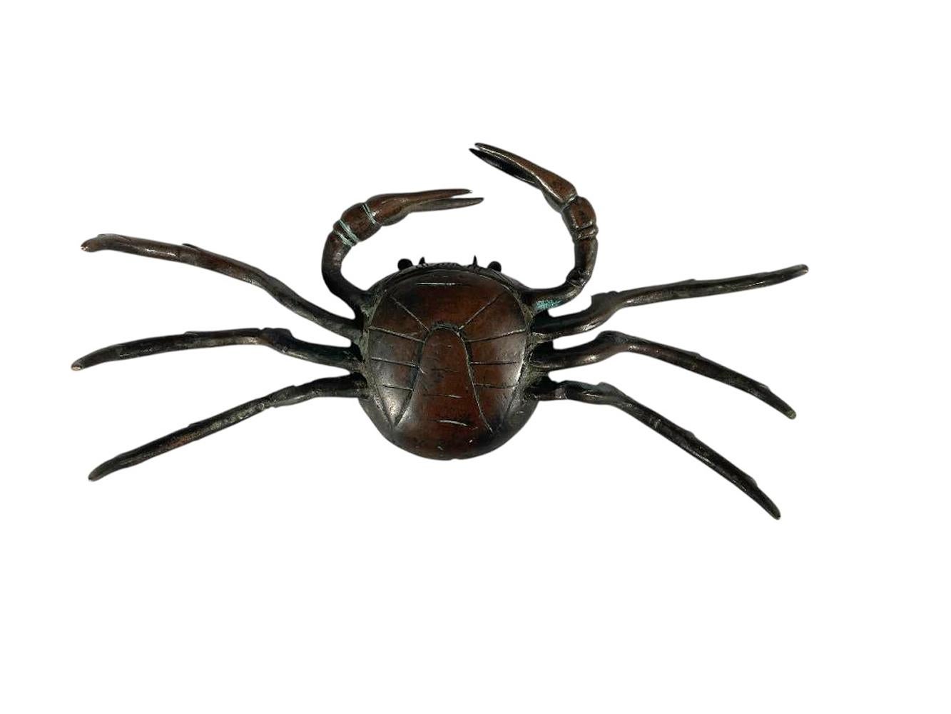 Grand okimono japonais en bronze modelé de façon naturaliste en forme de crabe. Un des 5 désignés par le (B) dans le titre.