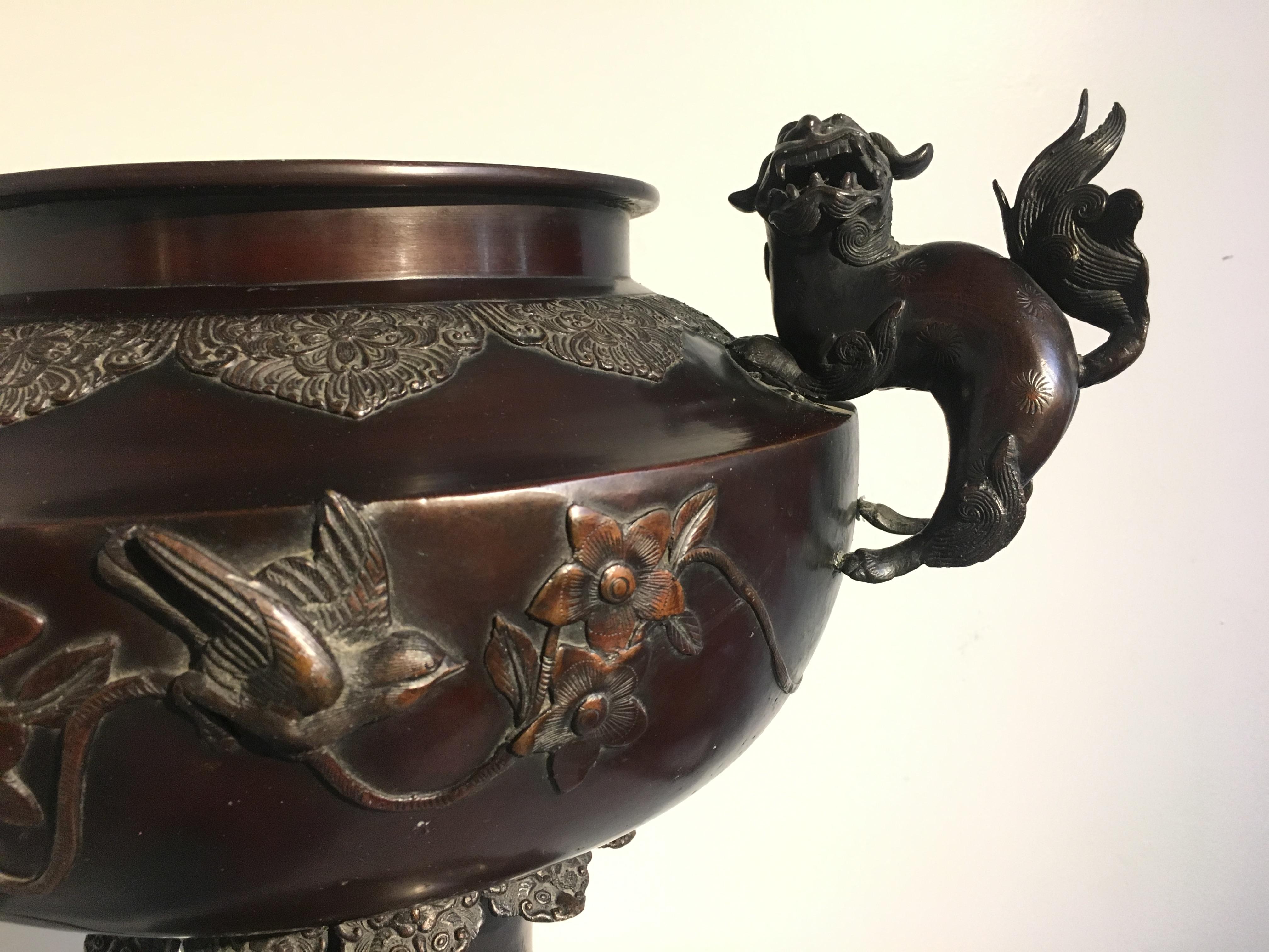 Large Japanese Meiji Period Cast Bronze Censer with Dragon and Shishi In Good Condition In Austin, TX