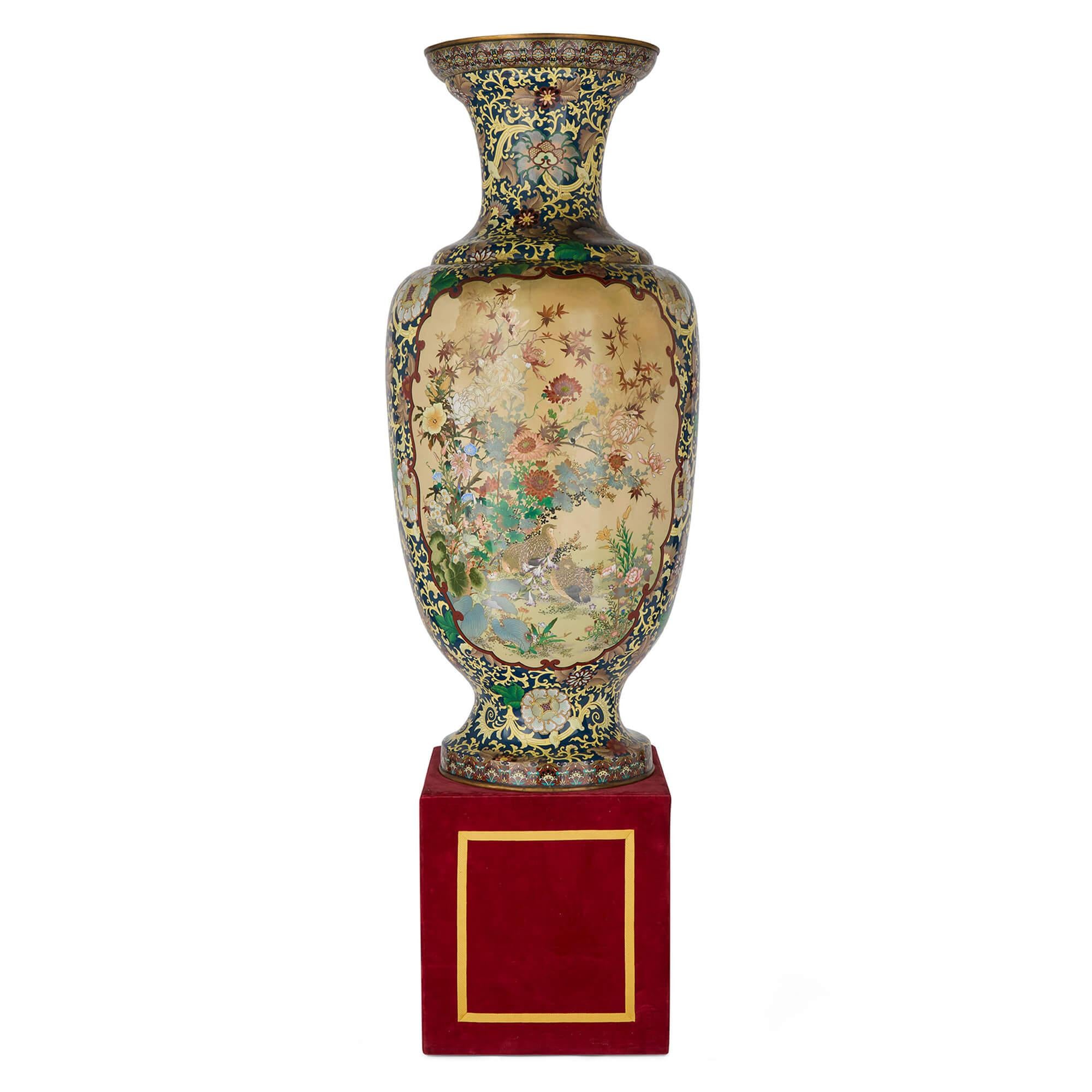 Grande vaso giapponese in smalto cloisonné del periodo Meiji con supporto
Giapponese, fine del XIX secolo
Vaso: Altezza 155 cm, diametro 70 cm
Base: Altezza 45cm, larghezza 51cm, profondità 51cm
Totale: altezza 200 cm, diametro 70 cm

Proveniente