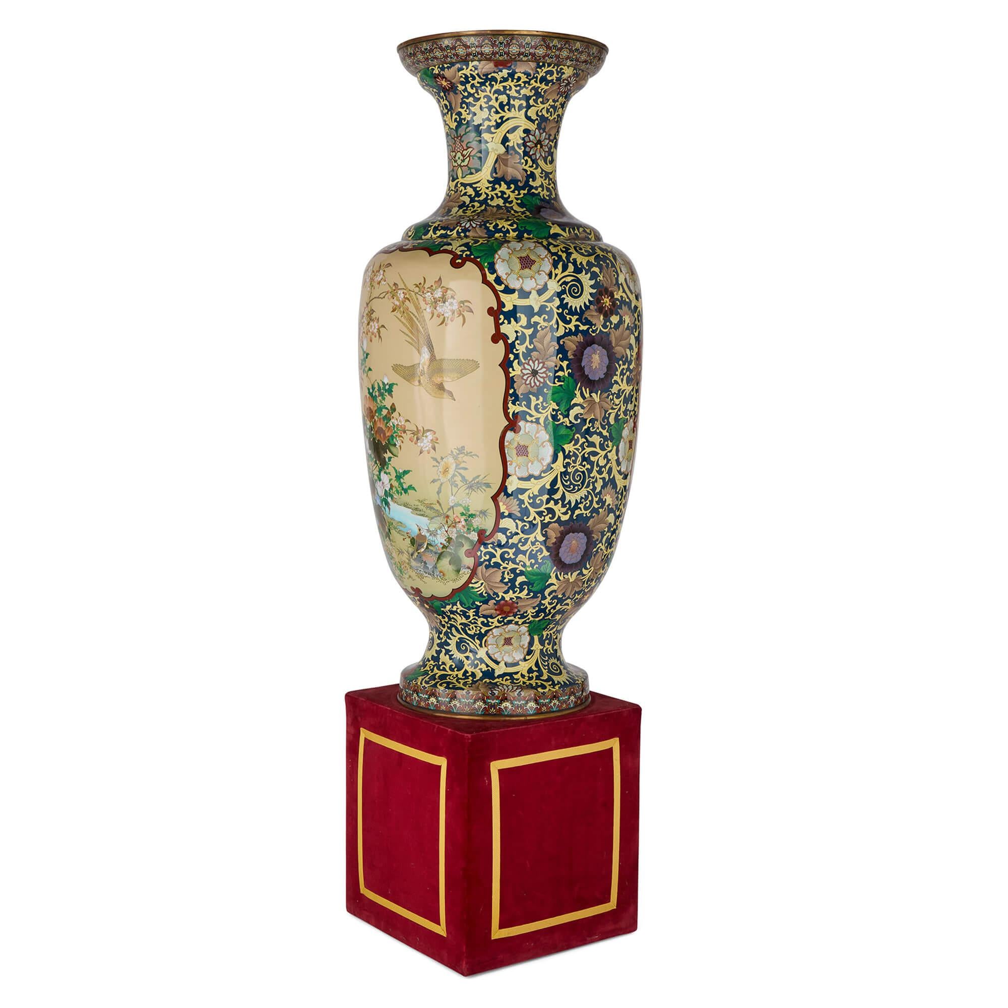 Giapponese Grande vaso giapponese in smalto cloisonné del periodo Meiji con supporto in vendita