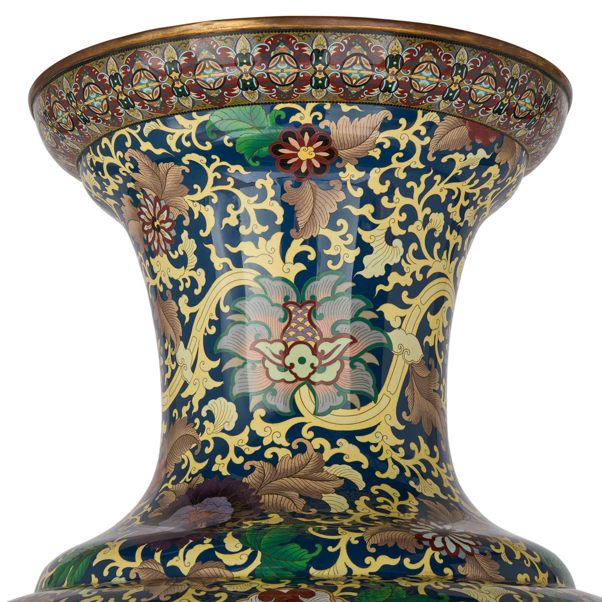 Cloisonné Grande vaso giapponese in smalto cloisonné del periodo Meiji con supporto in vendita