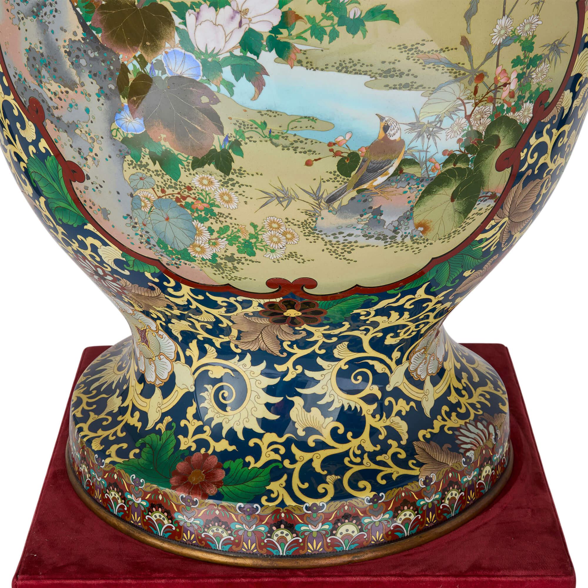Grande vaso giapponese in smalto cloisonné del periodo Meiji con supporto In condizioni buone in vendita a London, GB