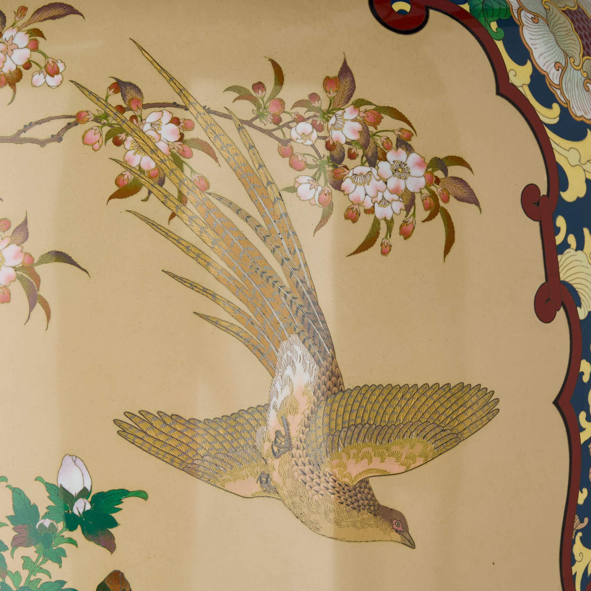 XIX secolo Grande vaso giapponese in smalto cloisonné del periodo Meiji con supporto in vendita