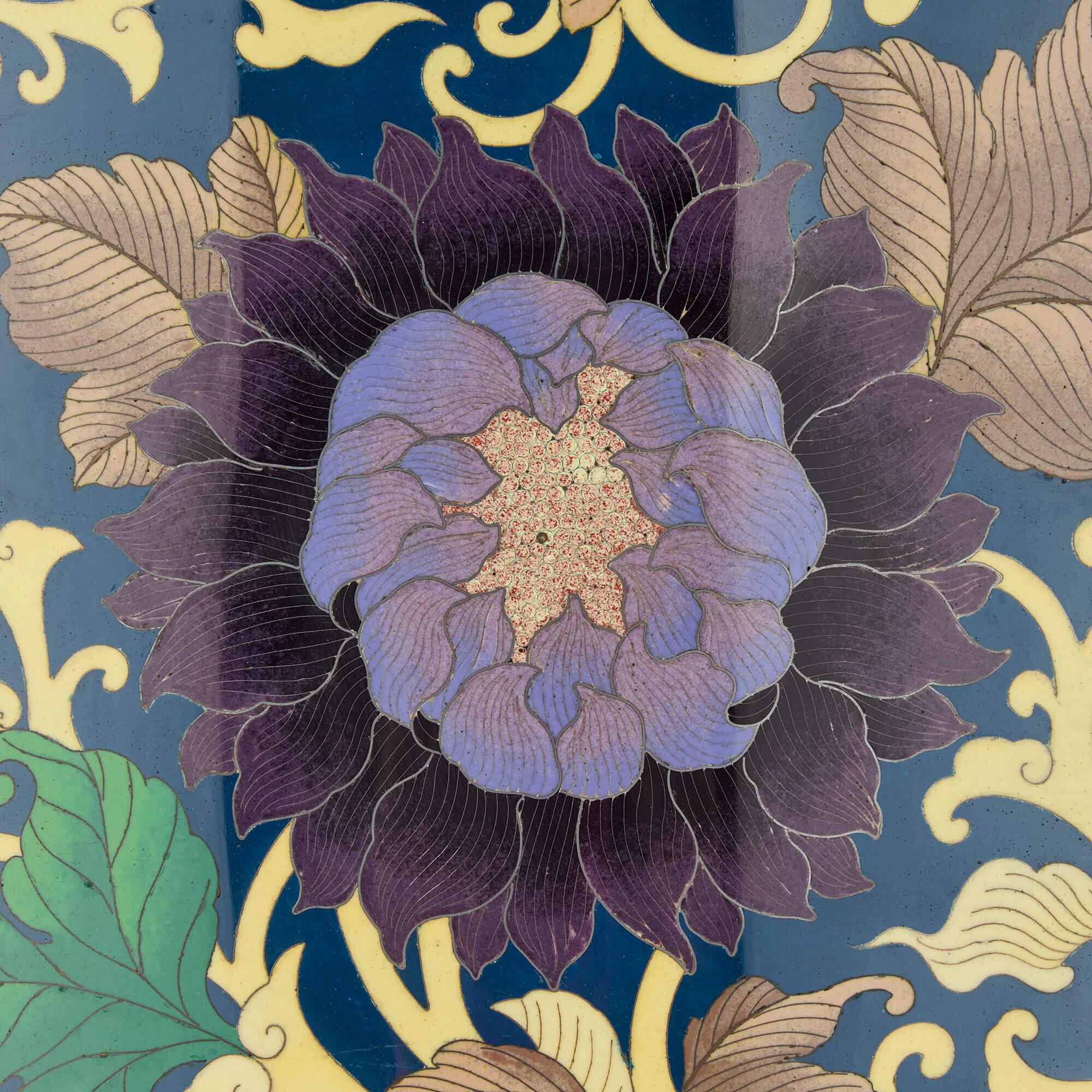 Metallo Grande vaso giapponese in smalto cloisonné del periodo Meiji con supporto in vendita