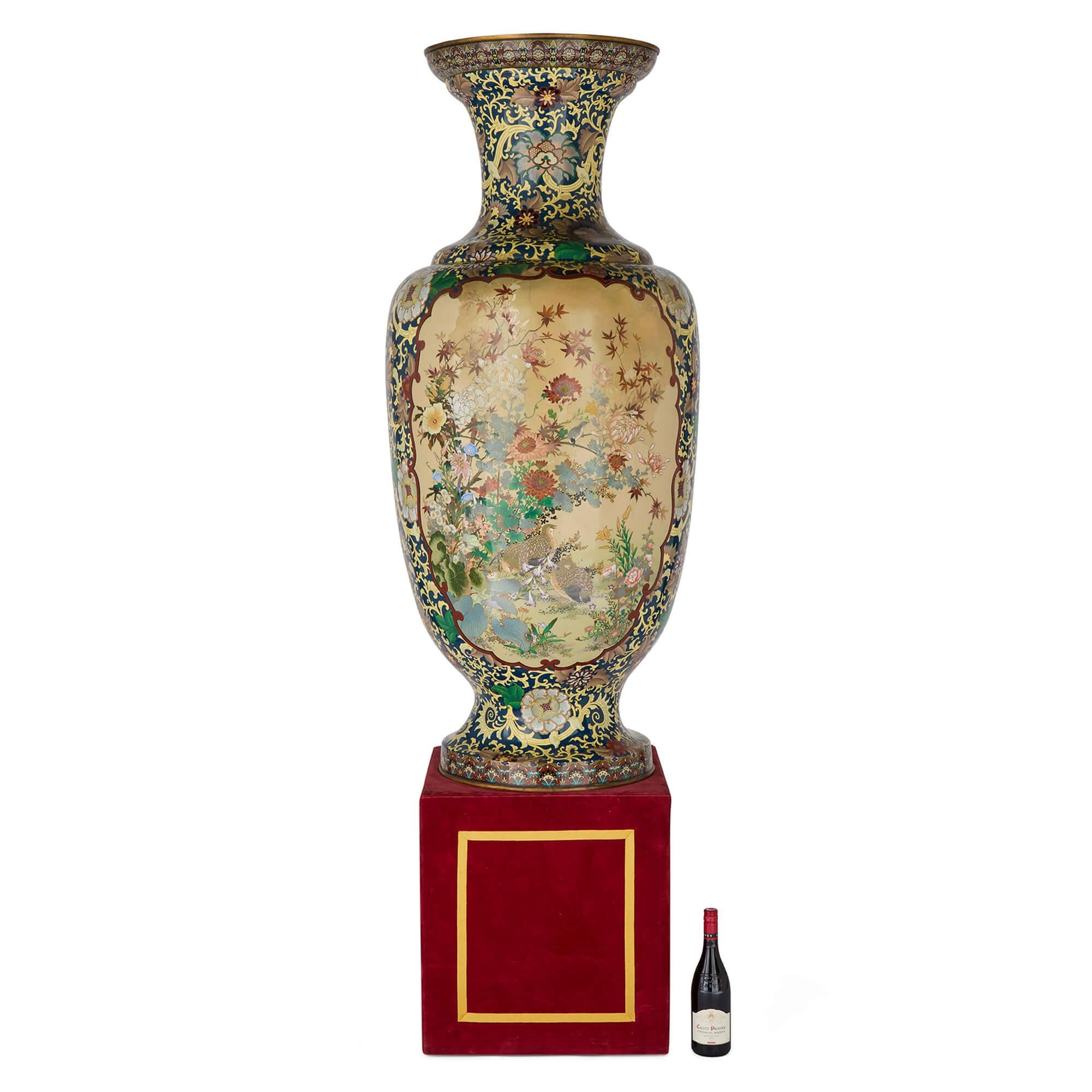 Grande vaso giapponese in smalto cloisonné del periodo Meiji con supporto in vendita 1