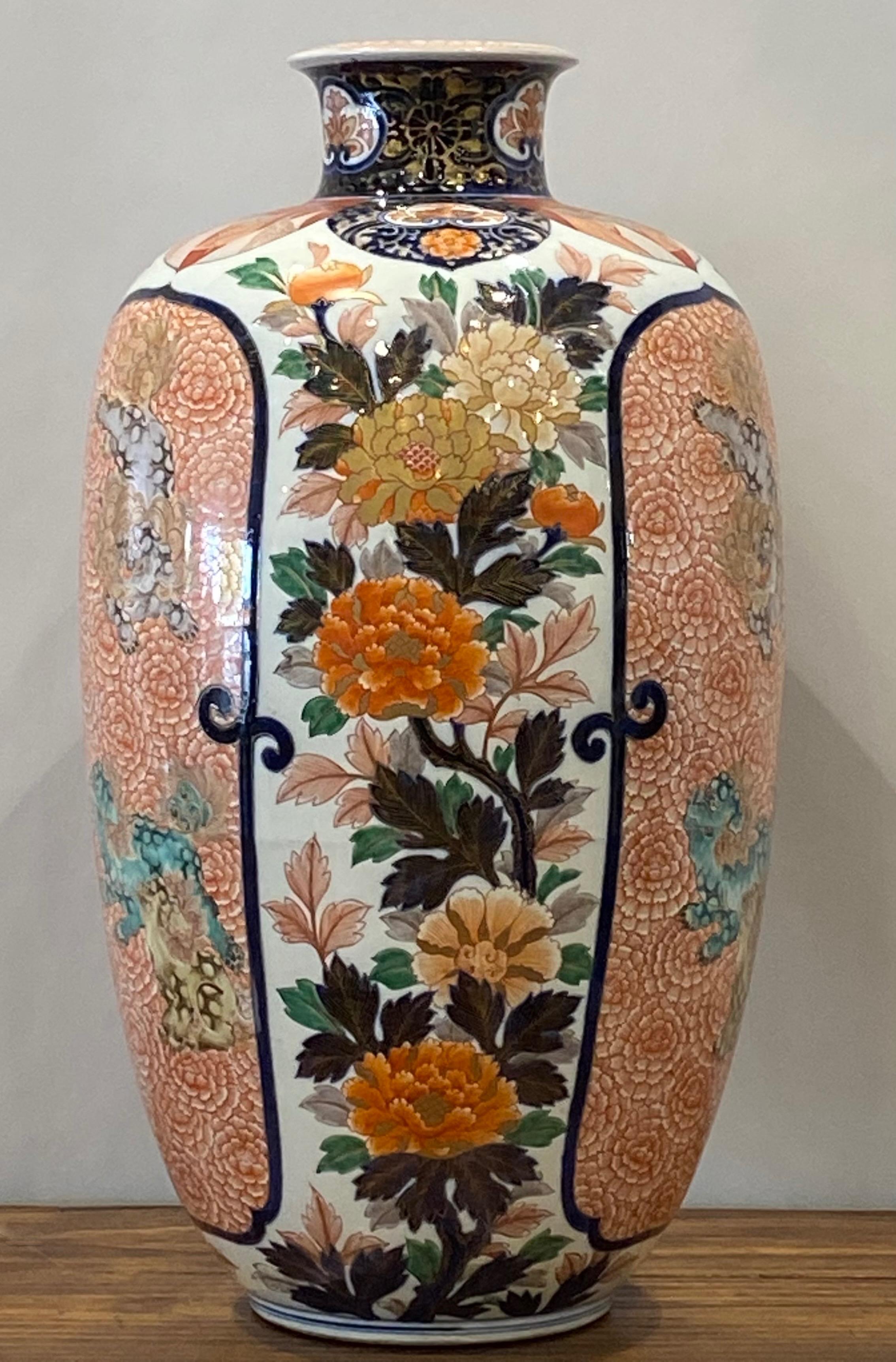 Eine große und beeindruckende Imari-Vase aus dem 19. Jahrhundert mit handgemaltem klassischem Blumenmotiv und verspielten Foo Dogs als Einlage.
Japan, Meiji-Zeit, Ende des 19. Jahrhunderts.
Exquisit gemalt, ungewöhnliche Größe, in ausgezeichnetem