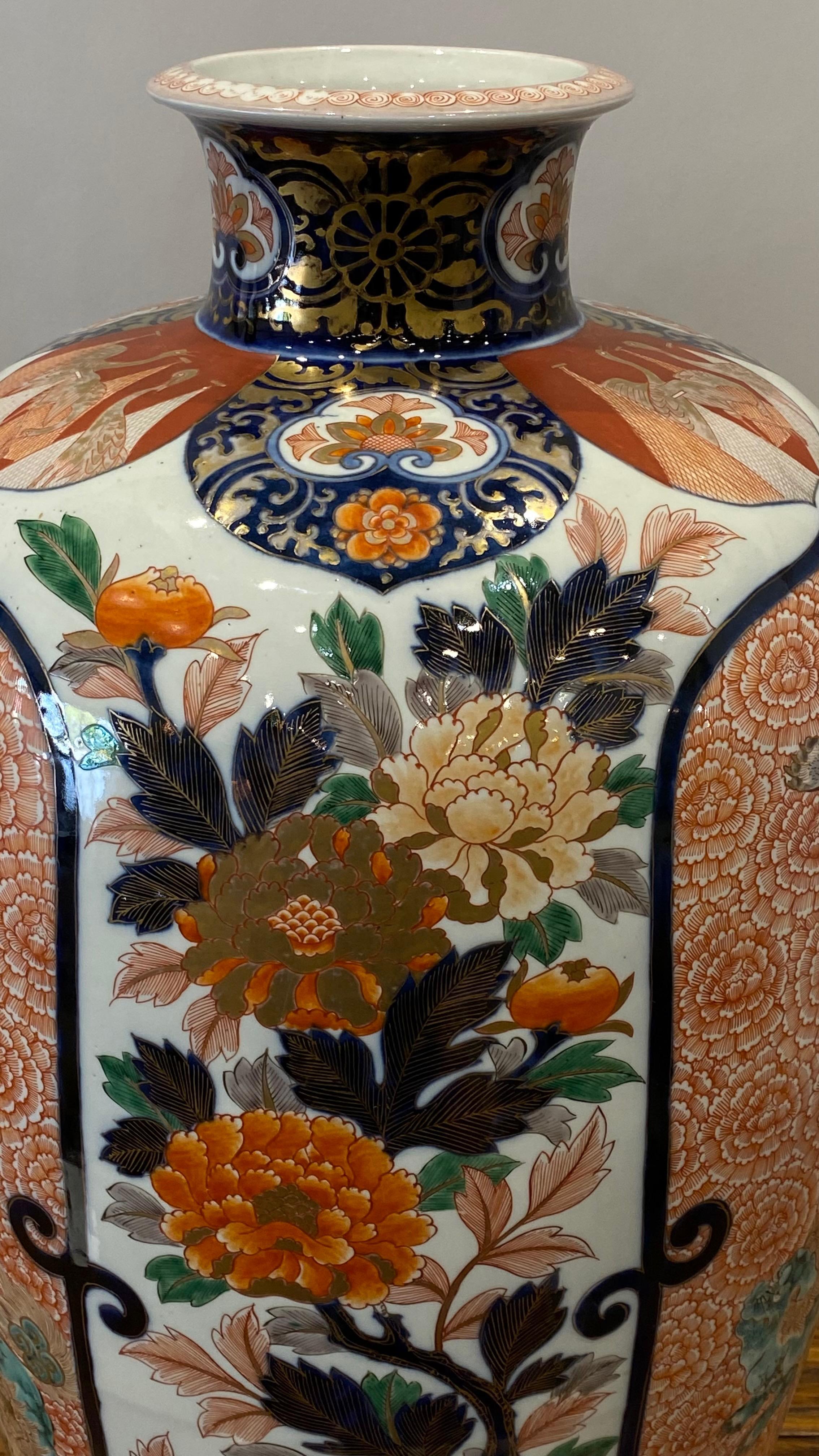 Große japanische Imari-Vase aus der Meiji-Periode, 19. Jahrhundert (Handbemalt) im Angebot