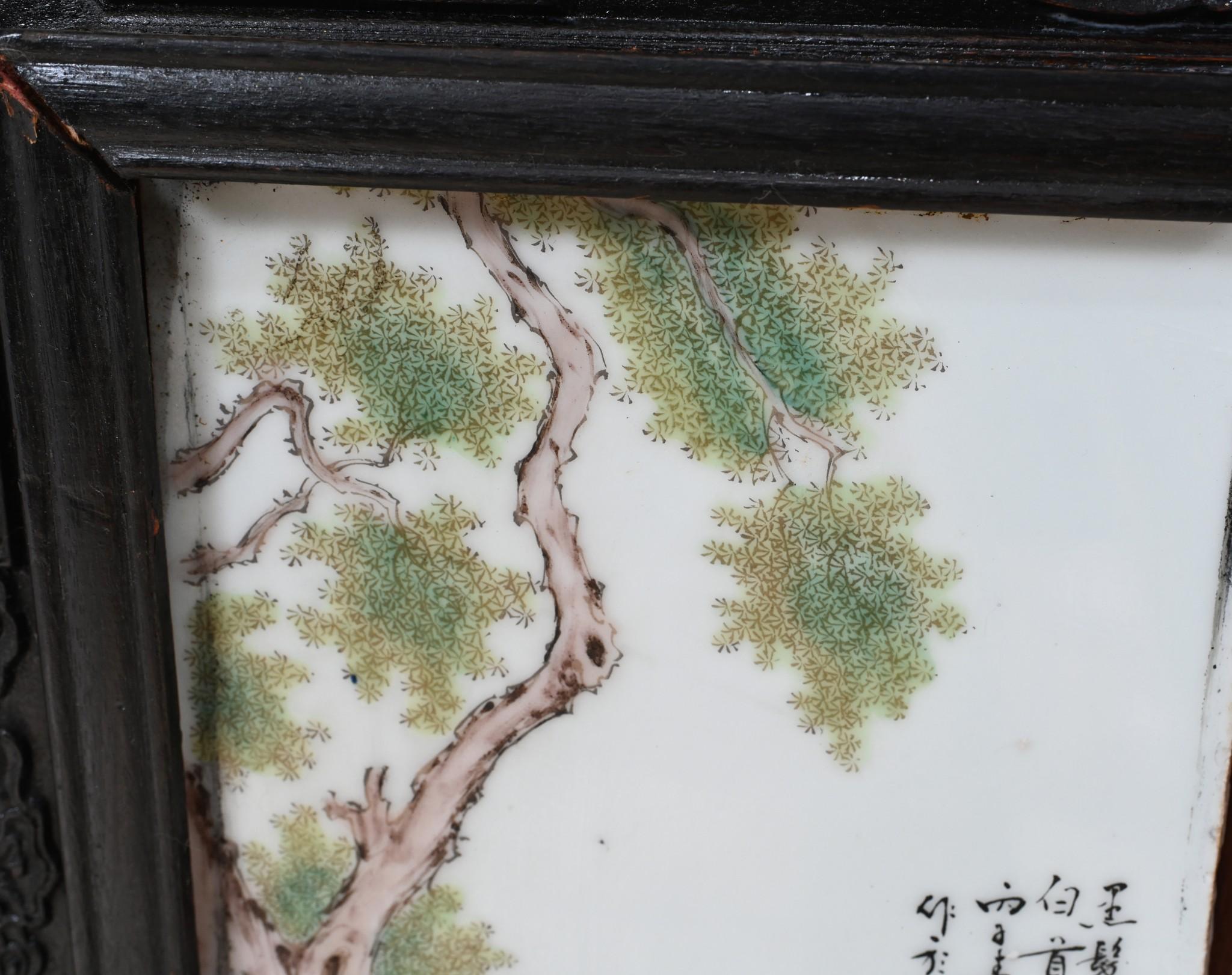 Bois Grand paravent japonais sculpté en porcelaine Meiji en vente