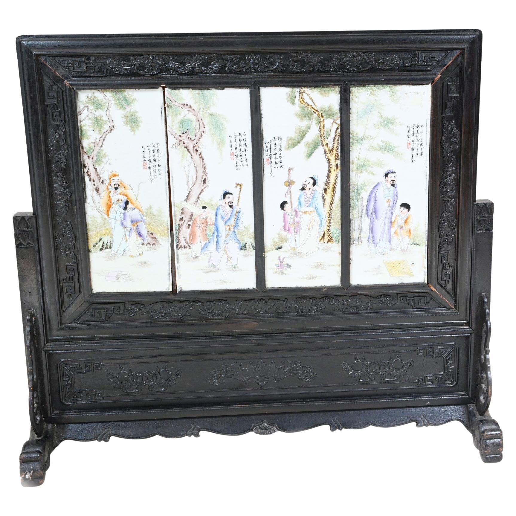 Grand paravent japonais sculpté en porcelaine Meiji en vente
