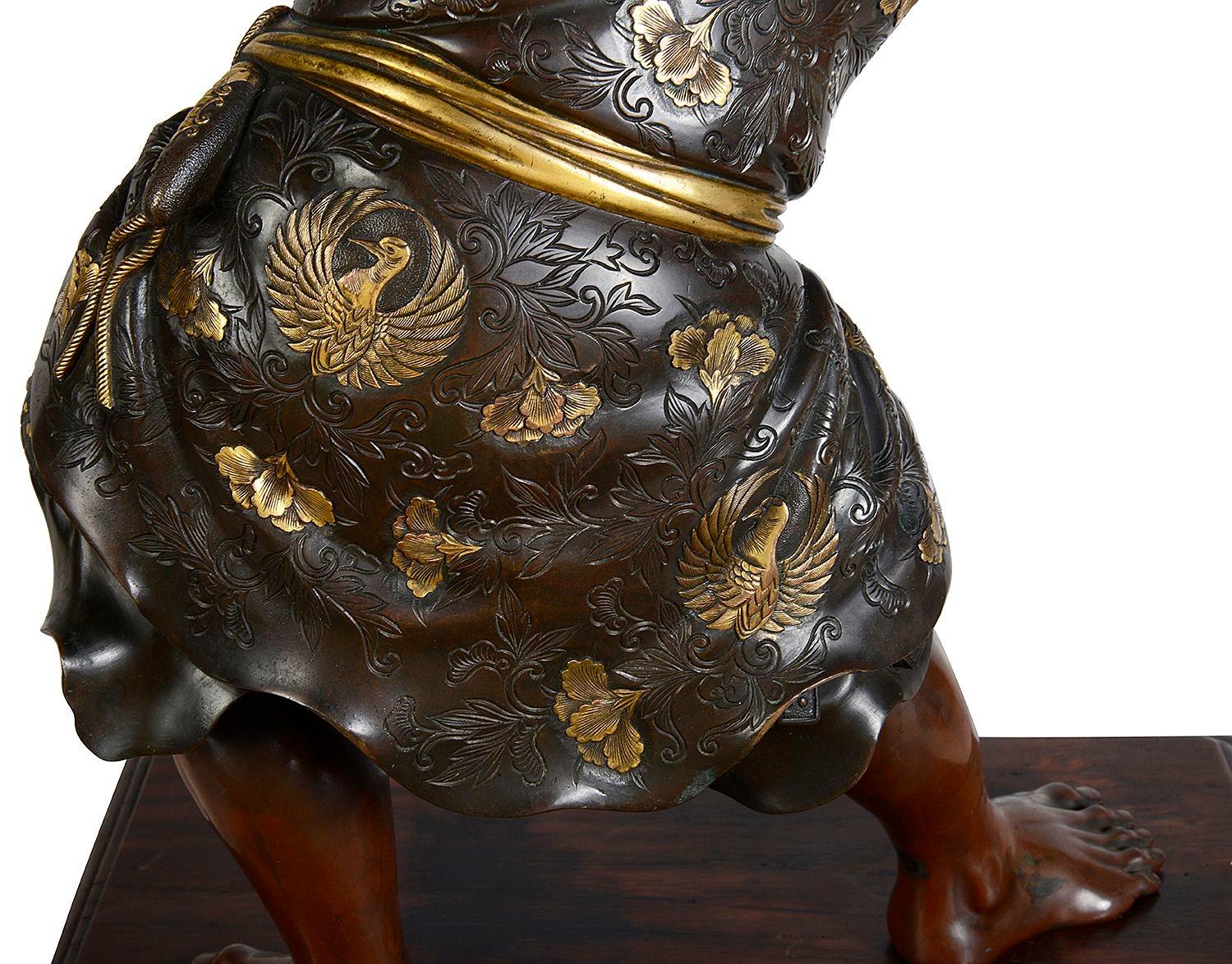 Grande figure japonaise de Benkei tenant une cloche en bronze Miayo, 71 cm en vente 3