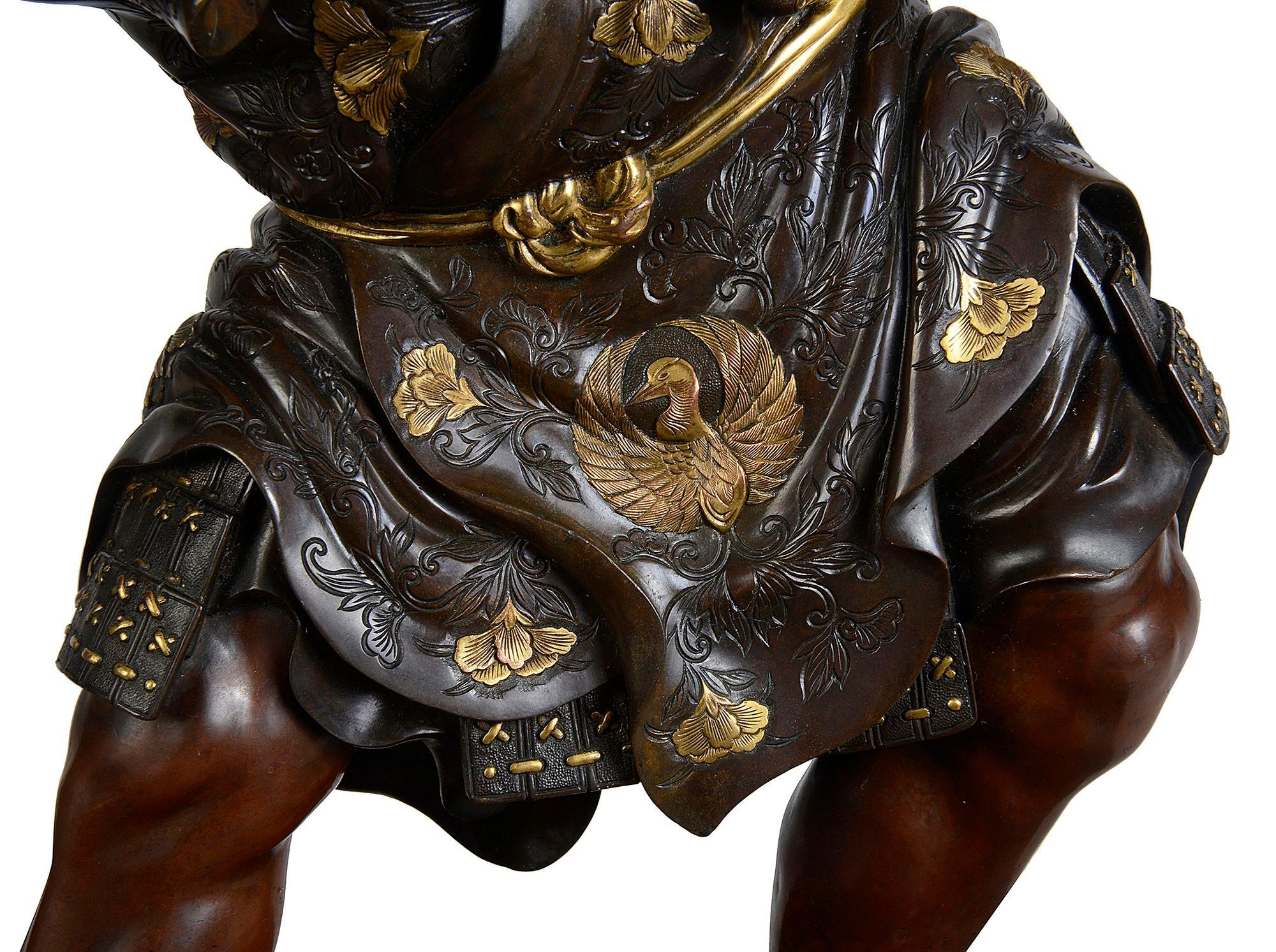 Große japanische Miayo-Bronzefigur des Benkei, der eine Glocke hält, 71 cm im Zustand „Gut“ im Angebot in Brighton, Sussex