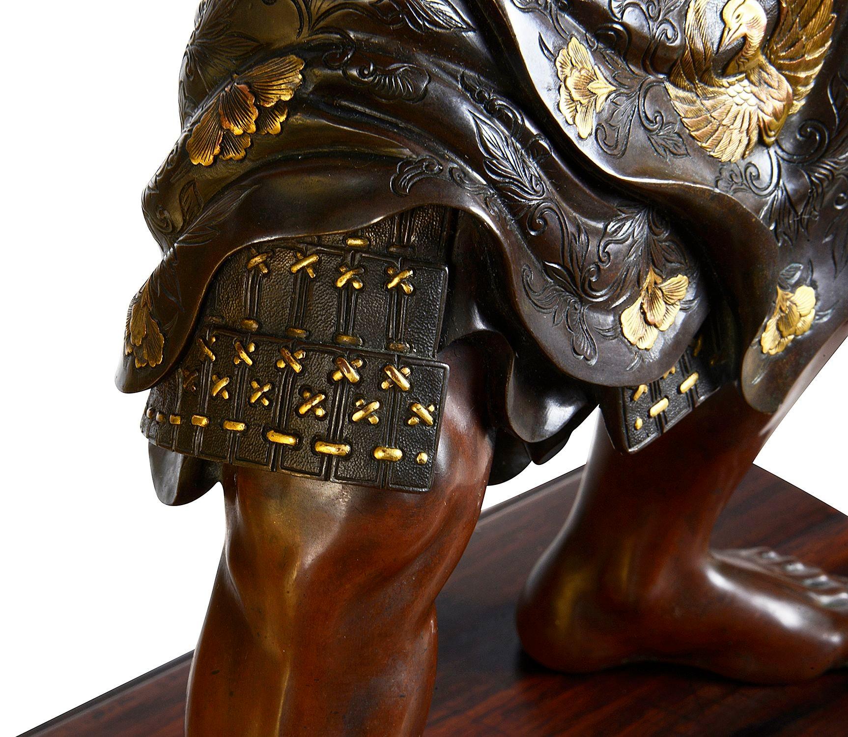Bronze Grande figure japonaise de Benkei tenant une cloche en bronze Miayo, 71 cm en vente