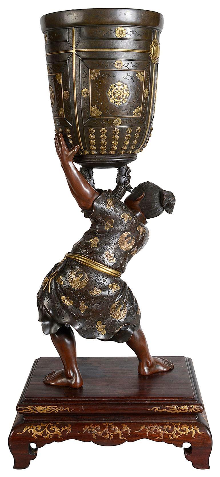 Große japanische Miayo-Bronzefigur des Benkei, der eine Glocke hält, 71 cm im Angebot 3
