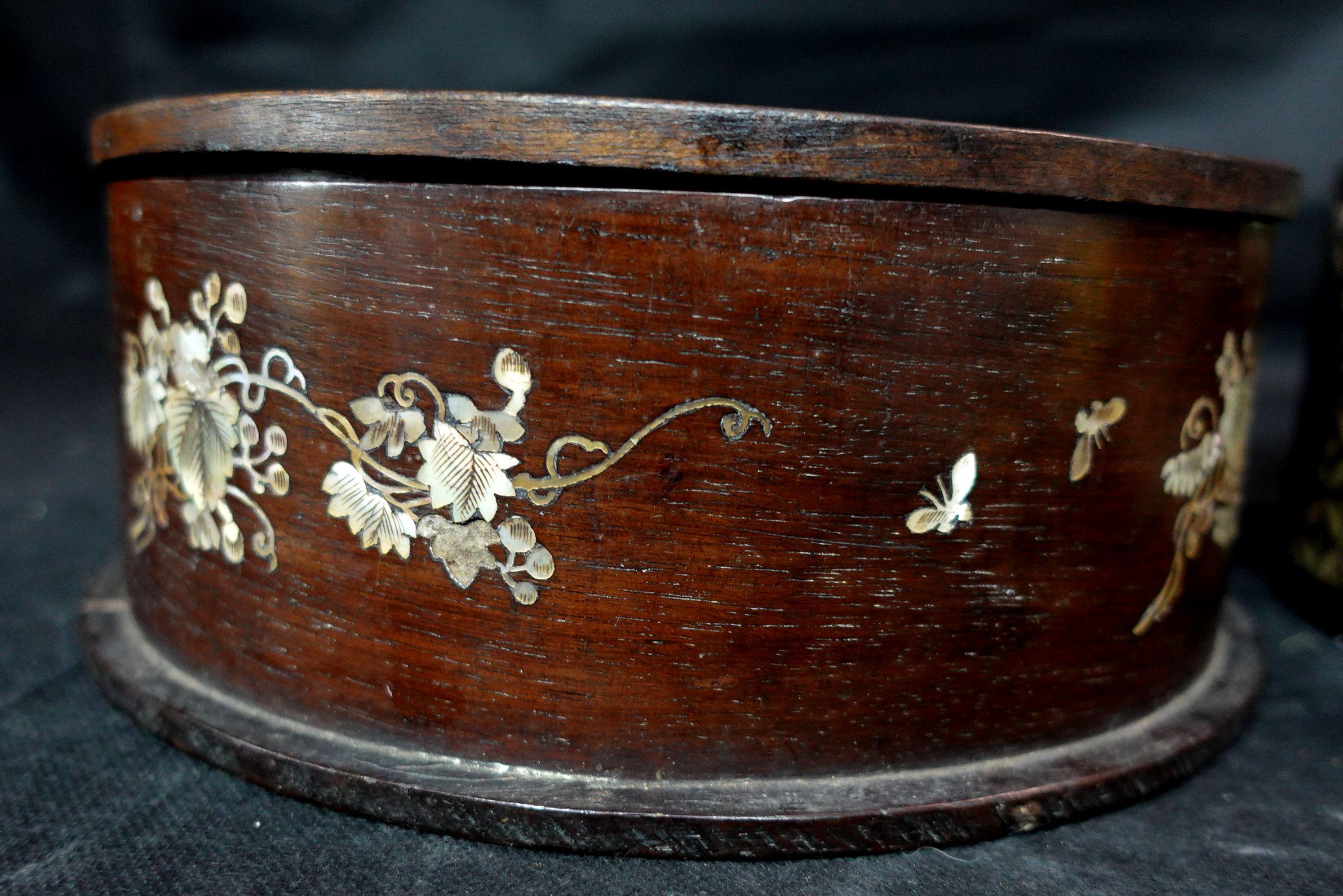 Large Japanese Mother of Pearl Inlaid Lacquered Box, Ric.062 9