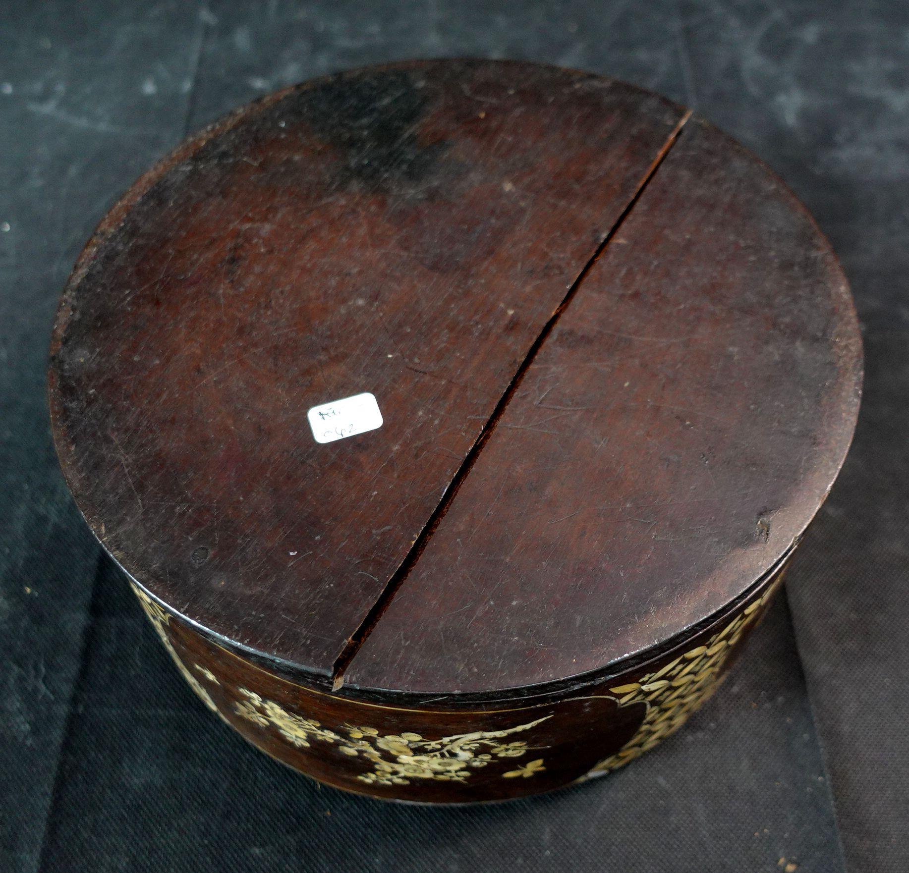 Large Japanese Mother of Pearl Inlaid Lacquered Box, Ric.062 For Sale 11