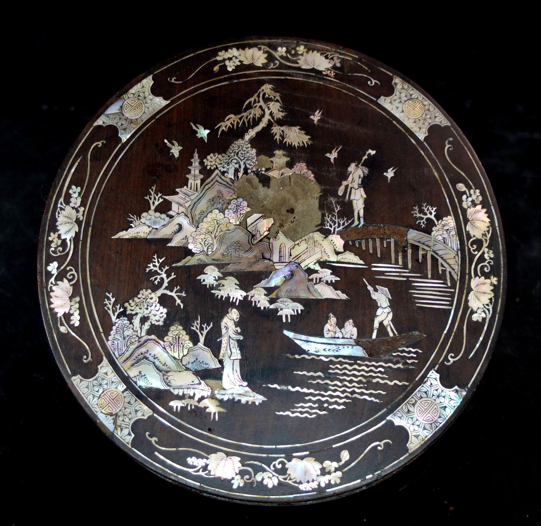 Large Japanese Mother of Pearl Inlaid Lacquered Box, Ric.062 In Good Condition In Norton, MA