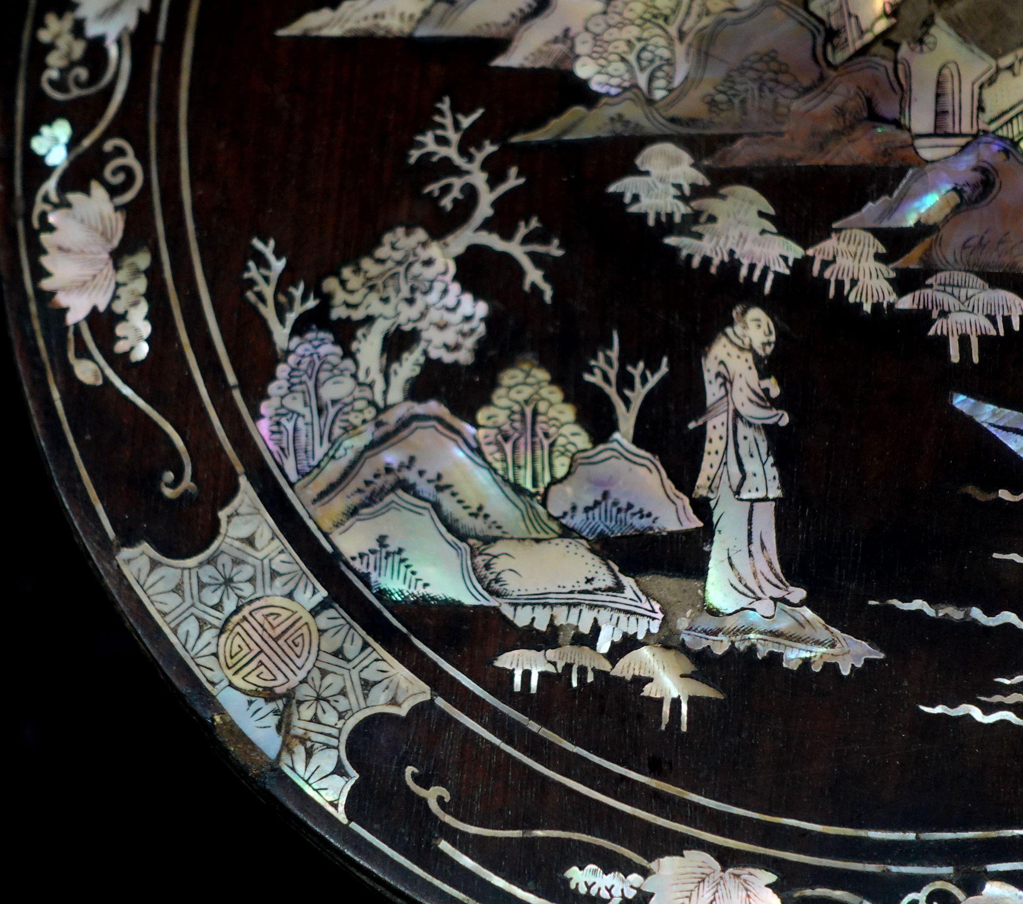 Large Japanese Mother of Pearl Inlaid Lacquered Box, Ric.062 In Good Condition For Sale In Norton, MA