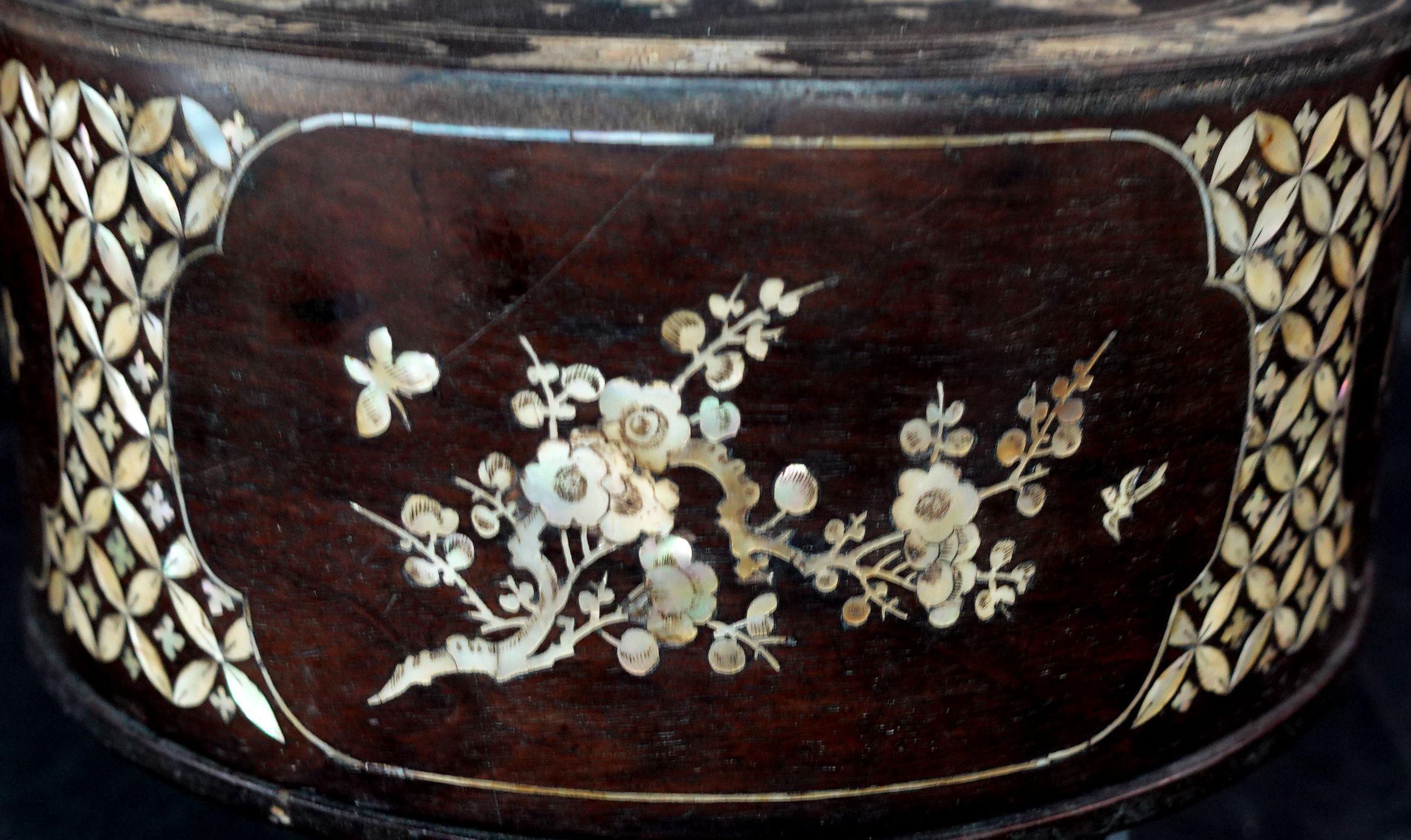 Large Japanese Mother of Pearl Inlaid Lacquered Box, Ric.062 For Sale 2