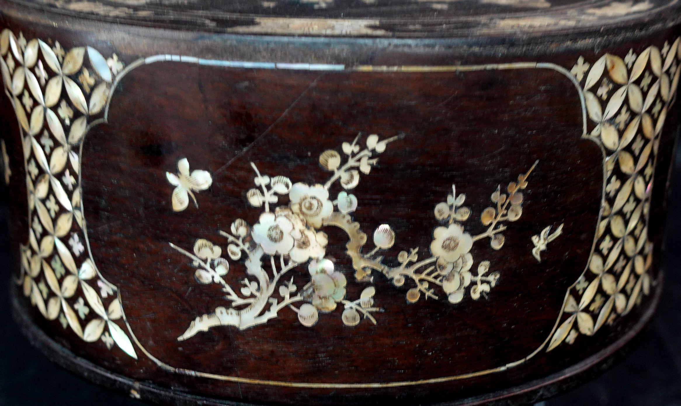 Large Japanese Mother of Pearl Inlaid Lacquered Box, Ric.062 3