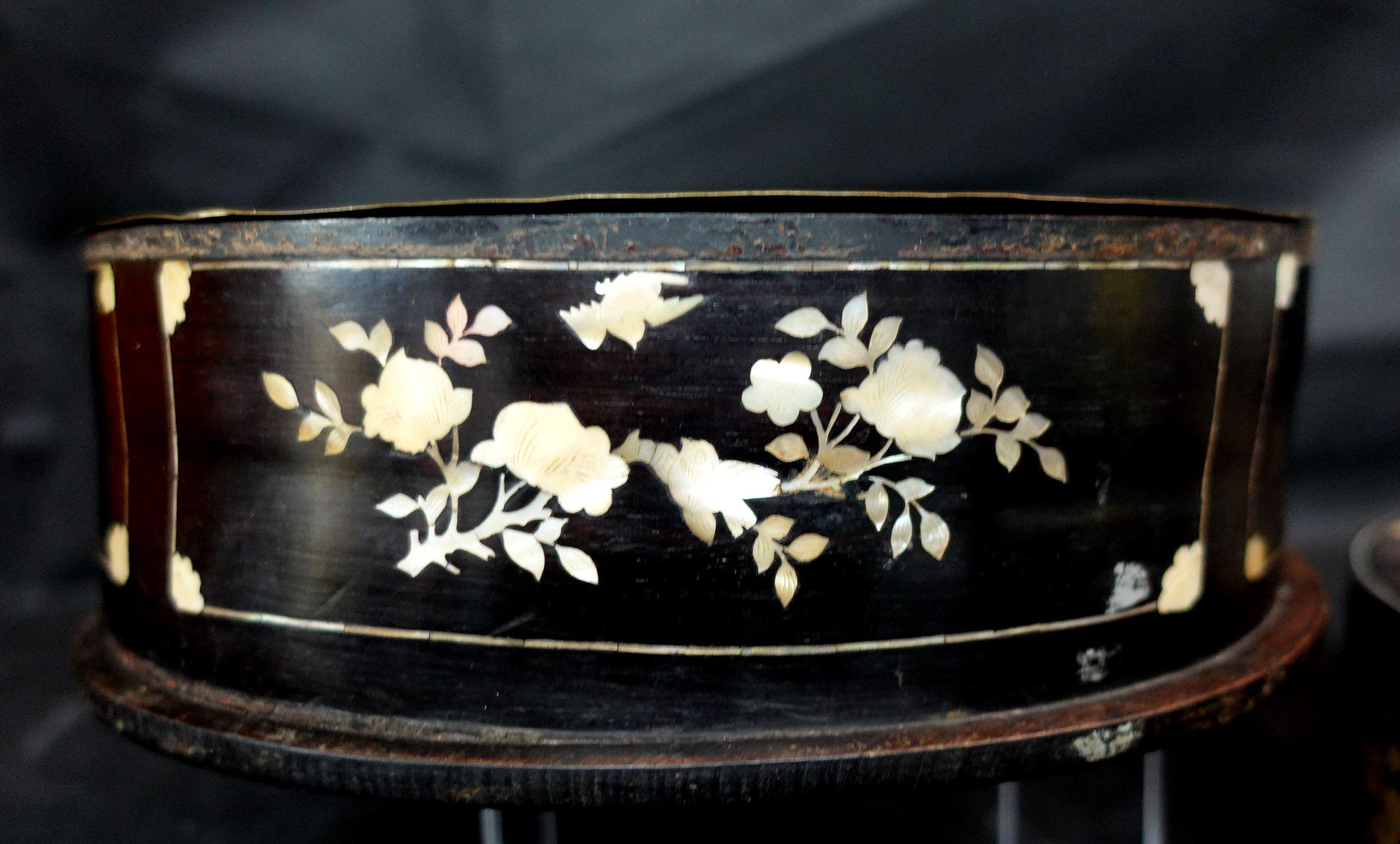Large Japanese Mother of Pearl Inlaid Lacquered Box, Ric.063 6
