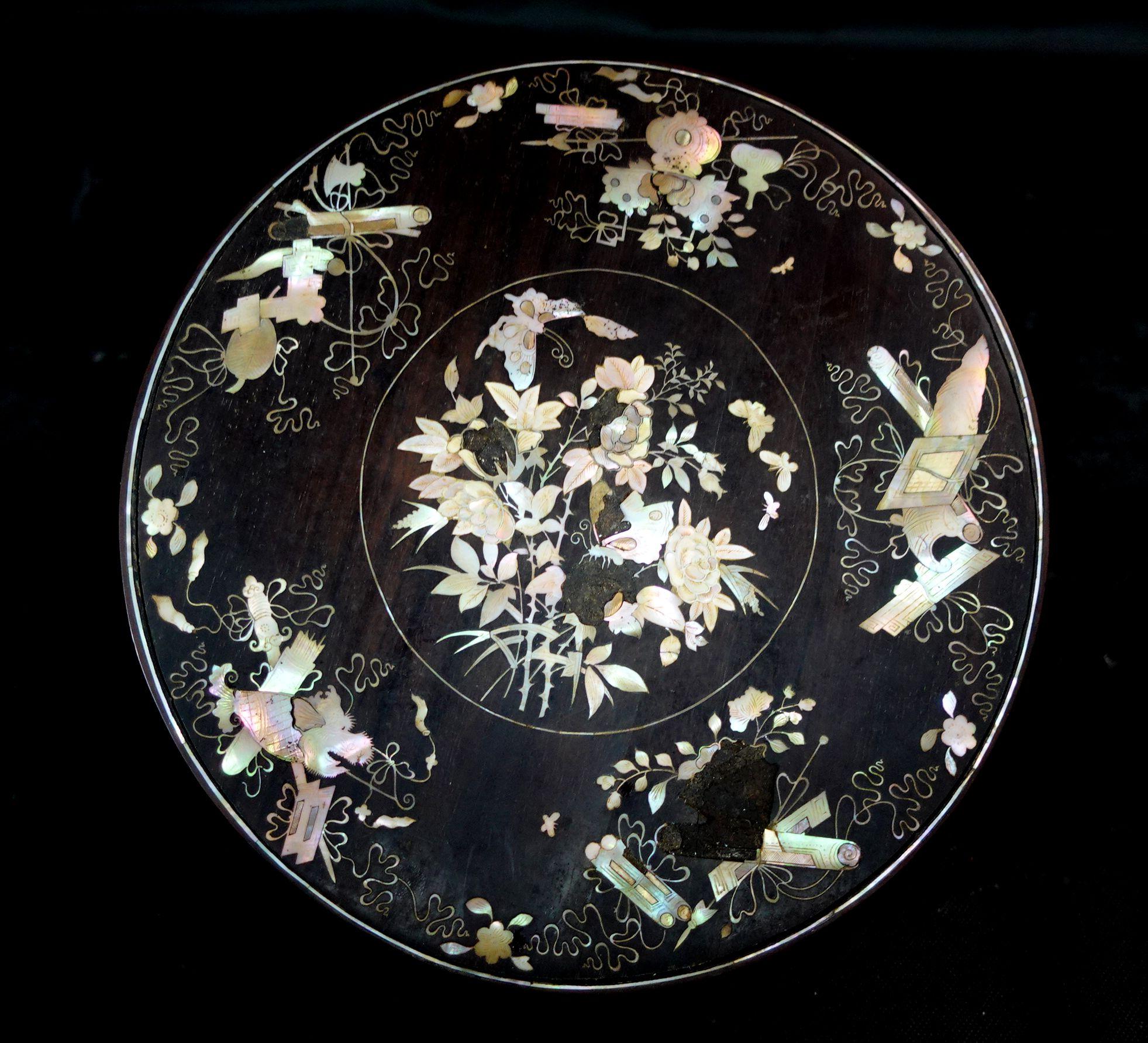 Hand-Crafted Large Japanese Mother of Pearl Inlaid Lacquered Box, Ric.063