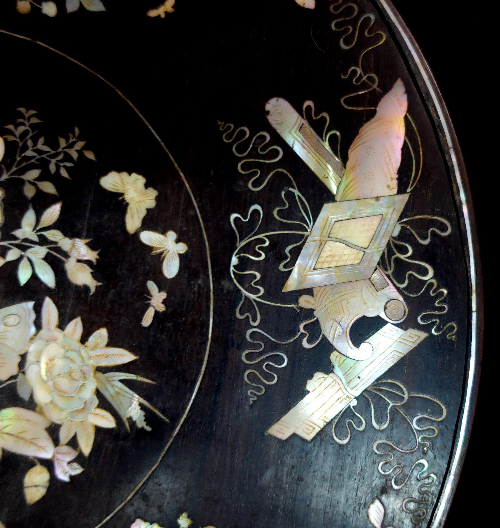 Large Japanese Mother of Pearl Inlaid Lacquered Box, Ric.063 In Good Condition In Norton, MA