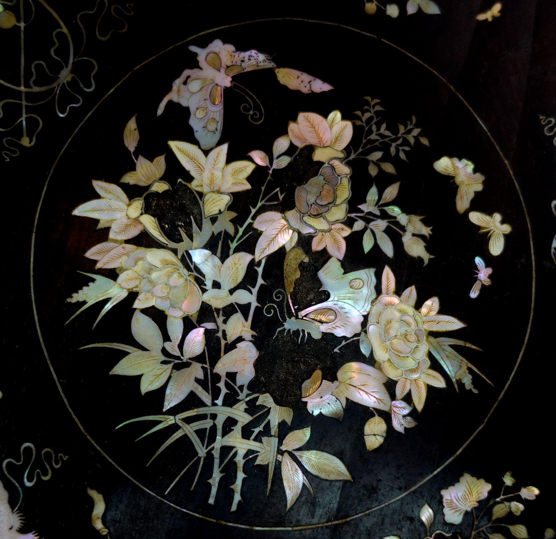 19th Century Large Japanese Mother of Pearl Inlaid Lacquered Box, Ric.063