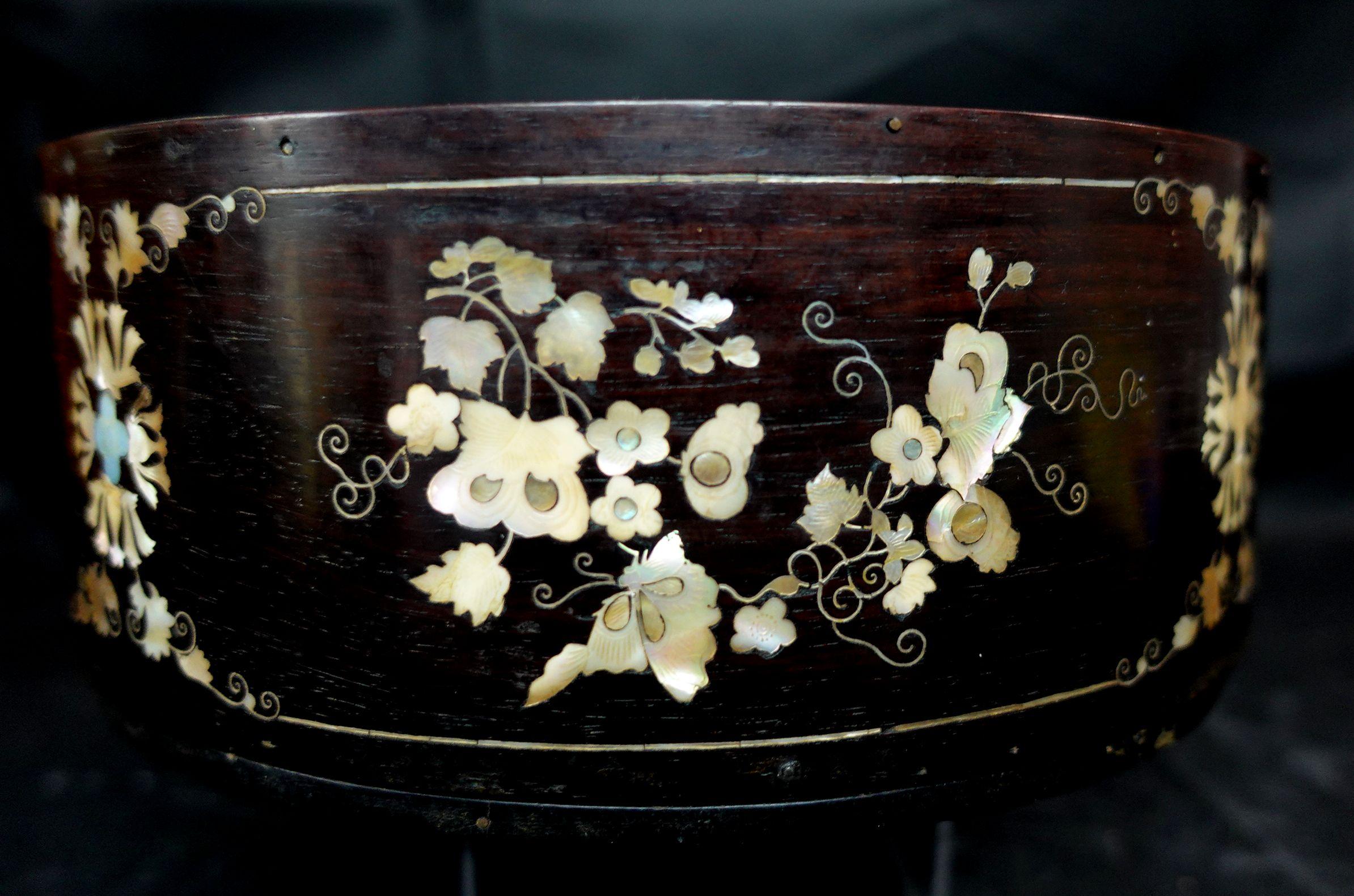 Large Japanese Mother of Pearl Inlaid Lacquered Box, Ric.063 1
