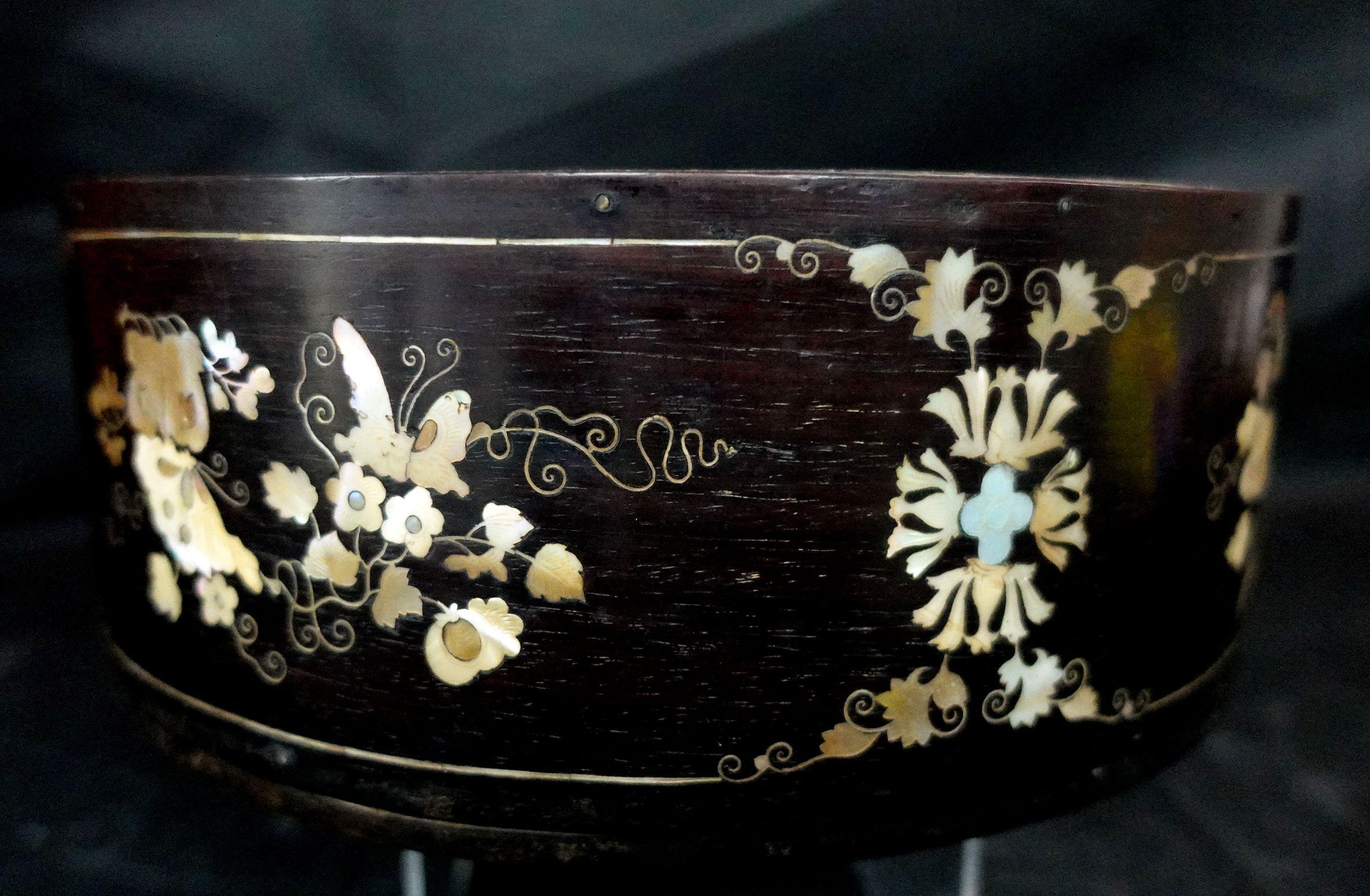 Large Japanese Mother of Pearl Inlaid Lacquered Box, Ric.063 2