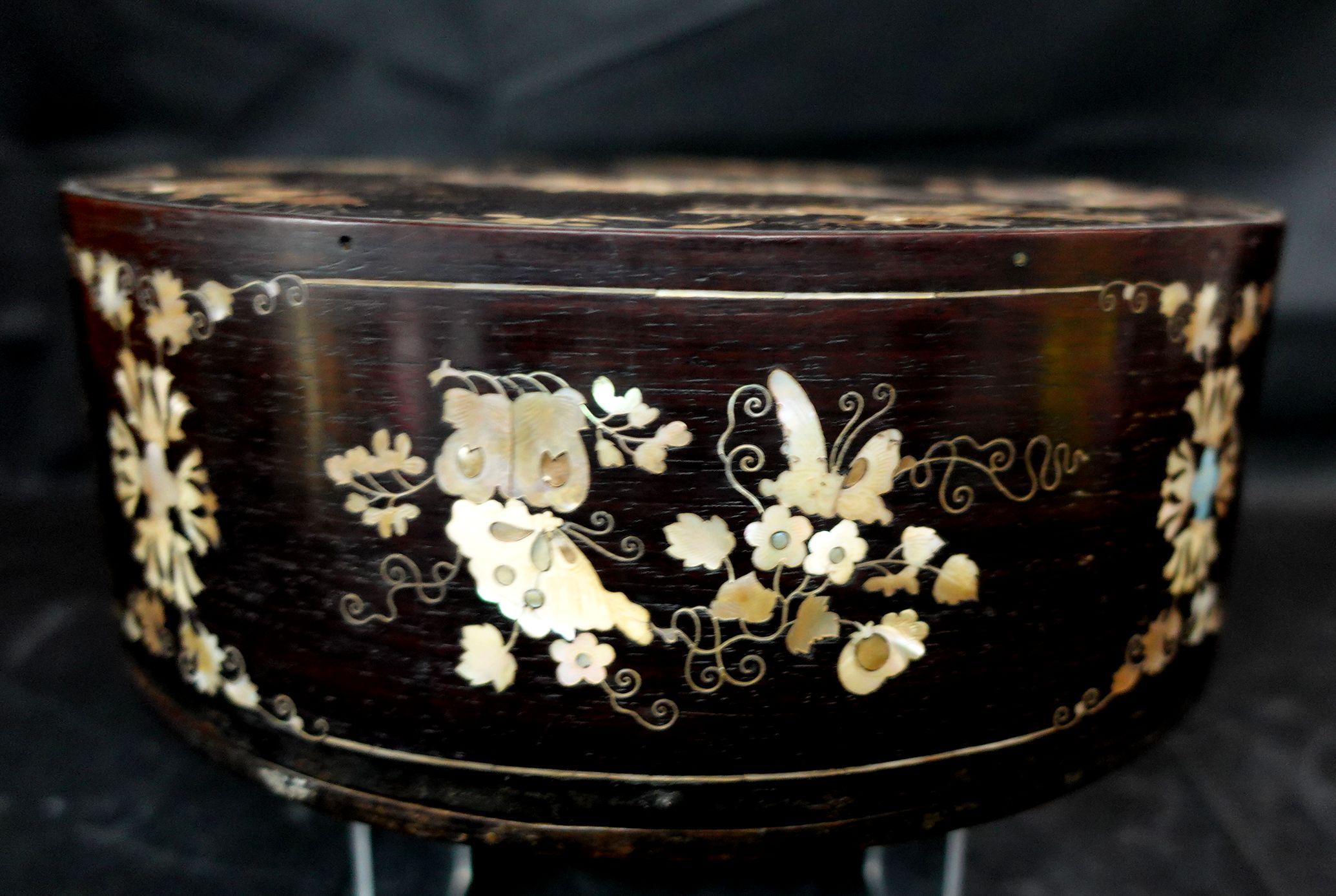 Large Japanese Mother of Pearl Inlaid Lacquered Box, Ric.063 3