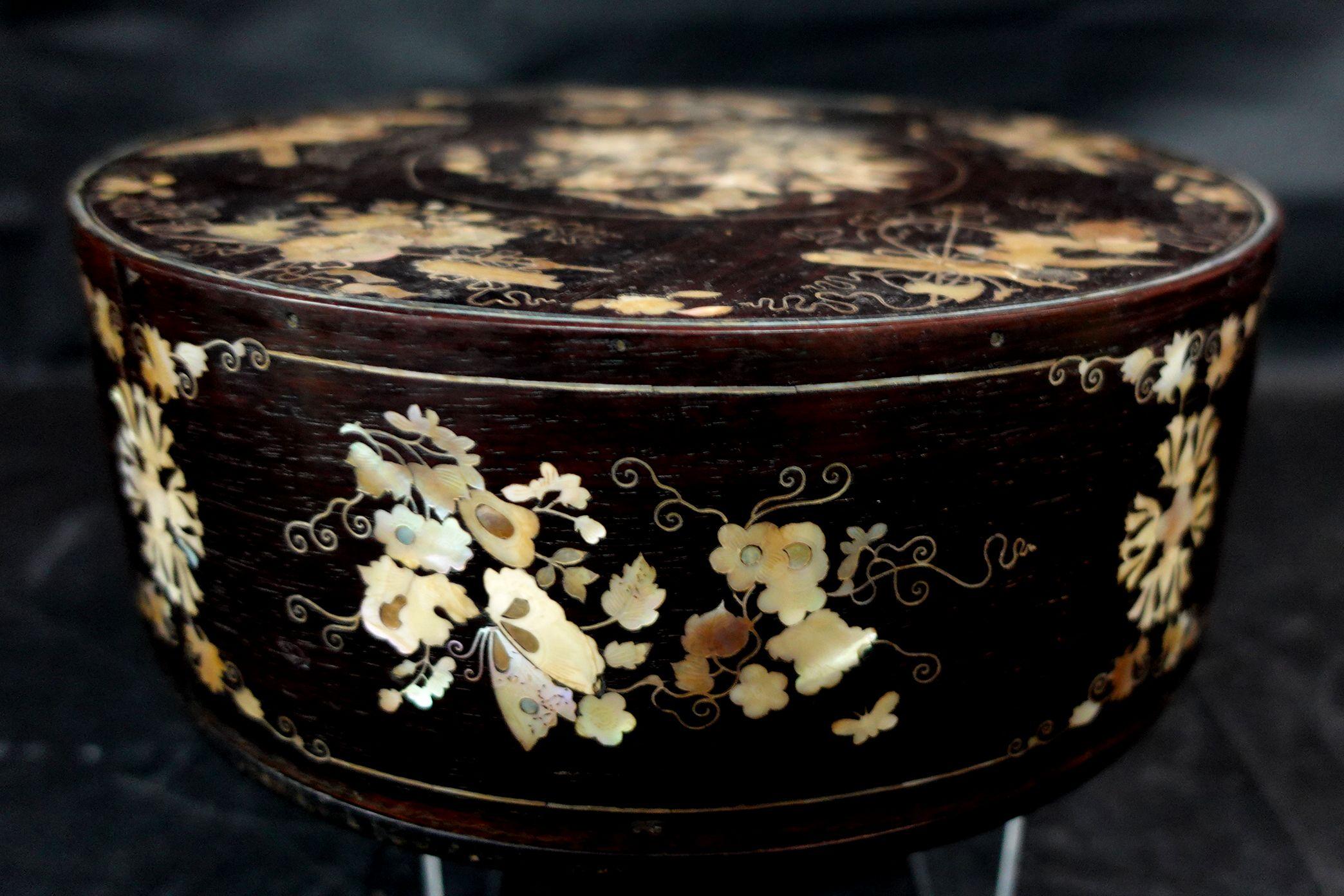 Large Japanese Mother of Pearl Inlaid Lacquered Box, Ric.063 4