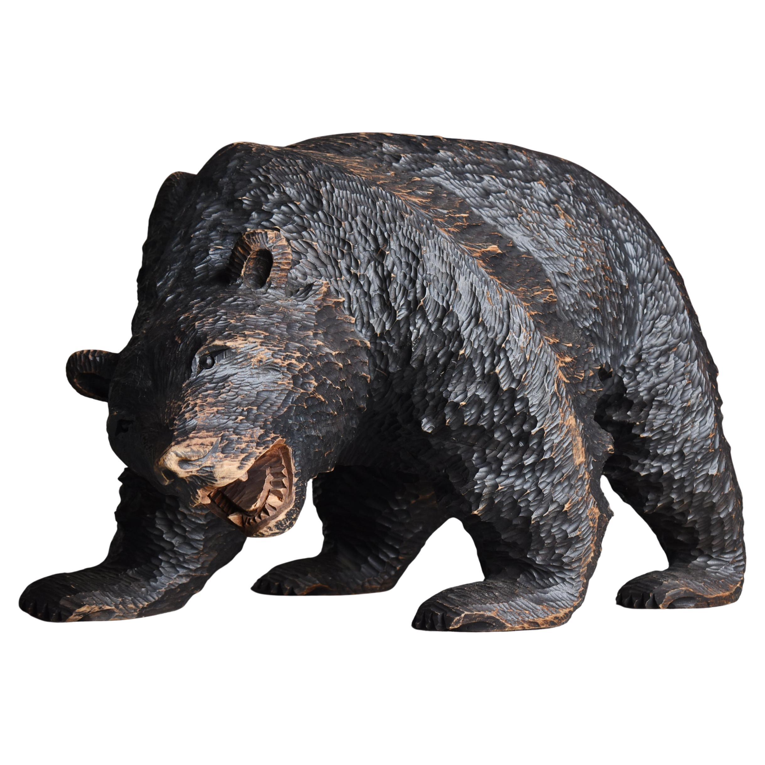 Grand ours japonais en bois sculpté à la main dans les années 1950-1970 / Sculpture primitive en vente