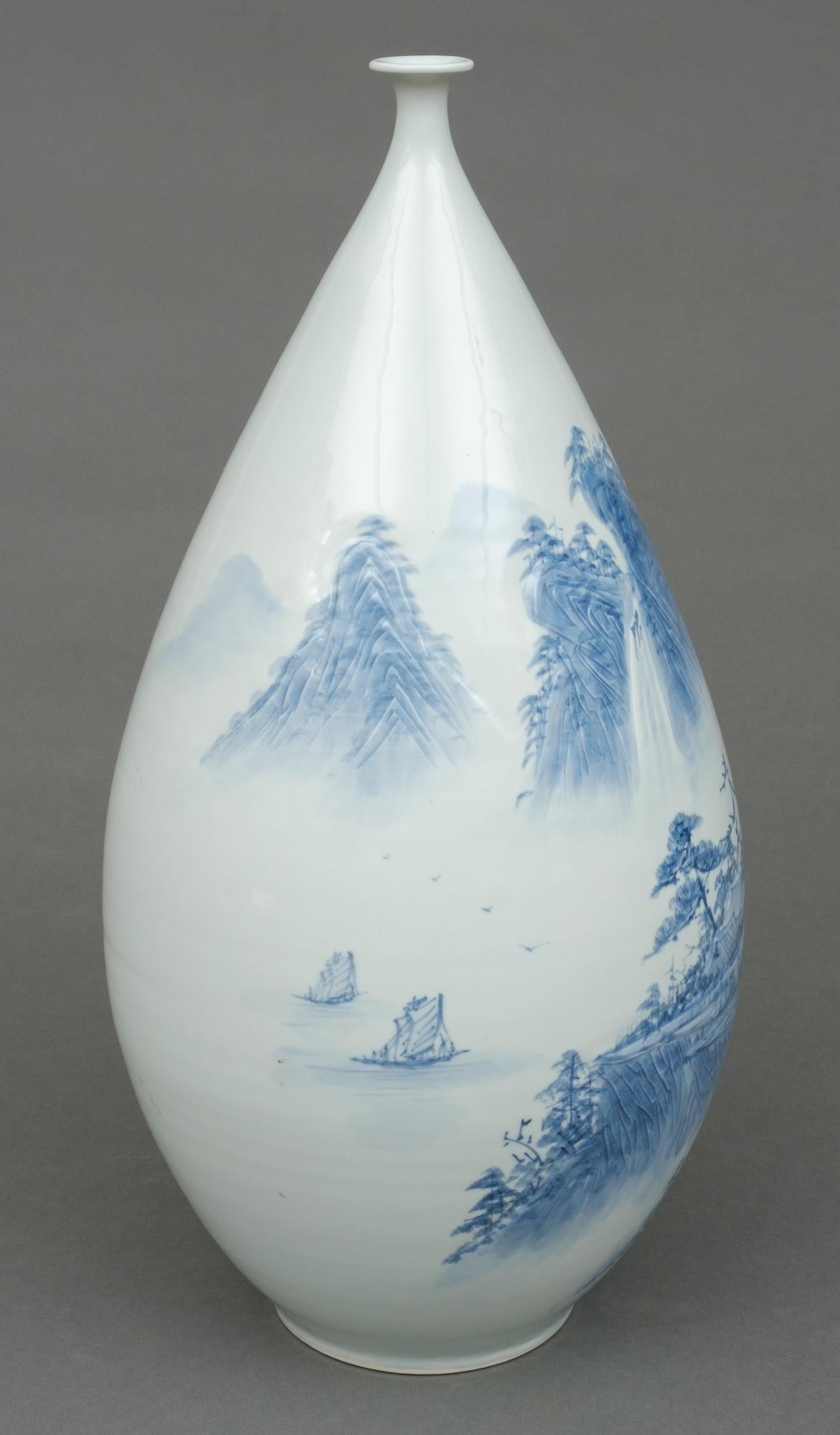 Moulé Grand vase ovoïde japonais en porcelaine avec paysage bleu et blanc, par Shigan 芝岩