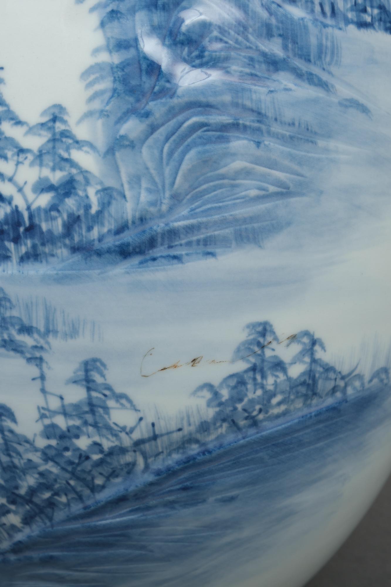 20ième siècle Grand vase ovoïde japonais en porcelaine avec paysage bleu et blanc, par Shigan 芝岩