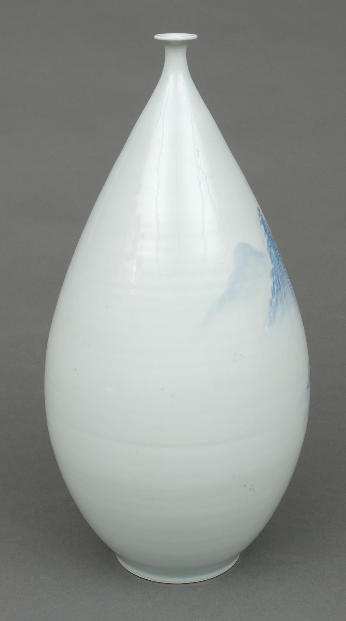 Grand vase ovoïde japonais en porcelaine avec paysage bleu et blanc, par Shigan 芝岩 1
