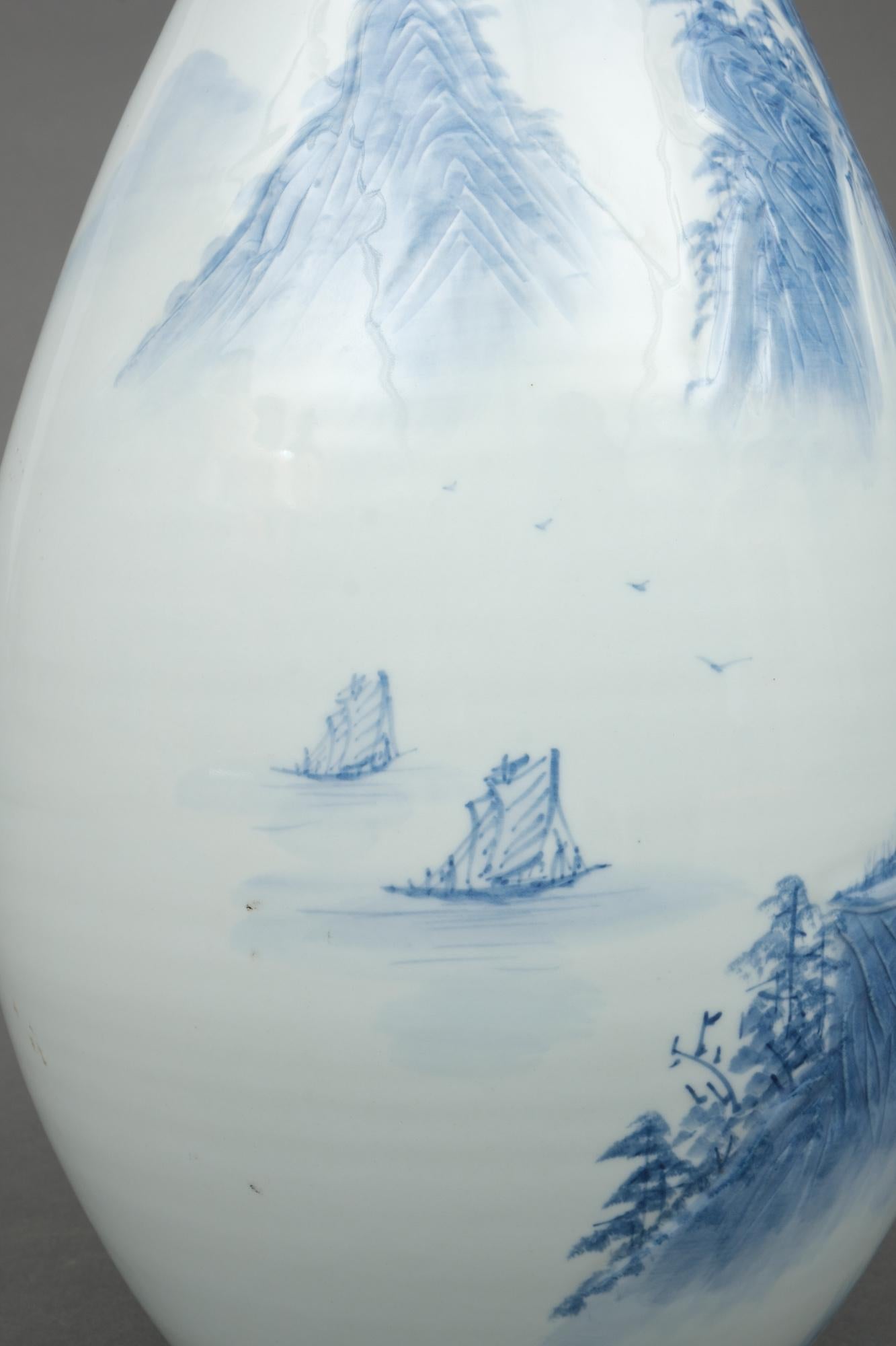 Grand vase ovoïde japonais en porcelaine avec paysage bleu et blanc, par Shigan 芝岩 2