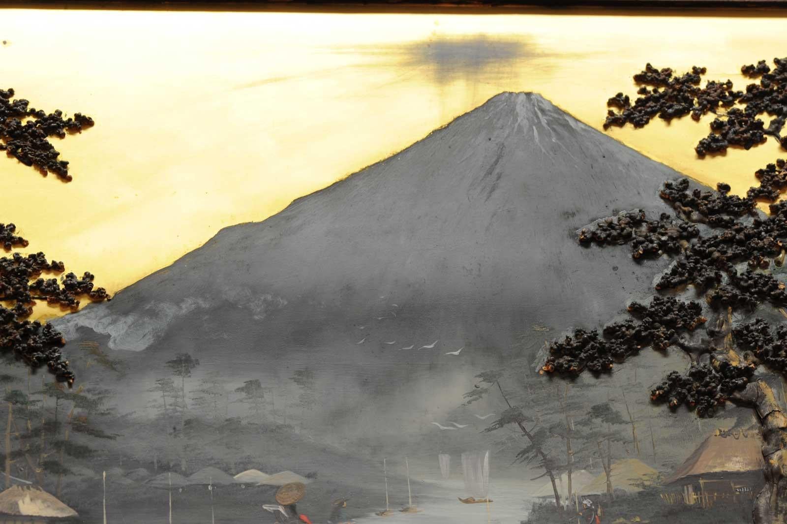 Large Japanese Painting witf Relief ‘Mount Fuji’ Antique Meiji, circa 1900 In Good Condition For Sale In Amsterdam, Noord Holland