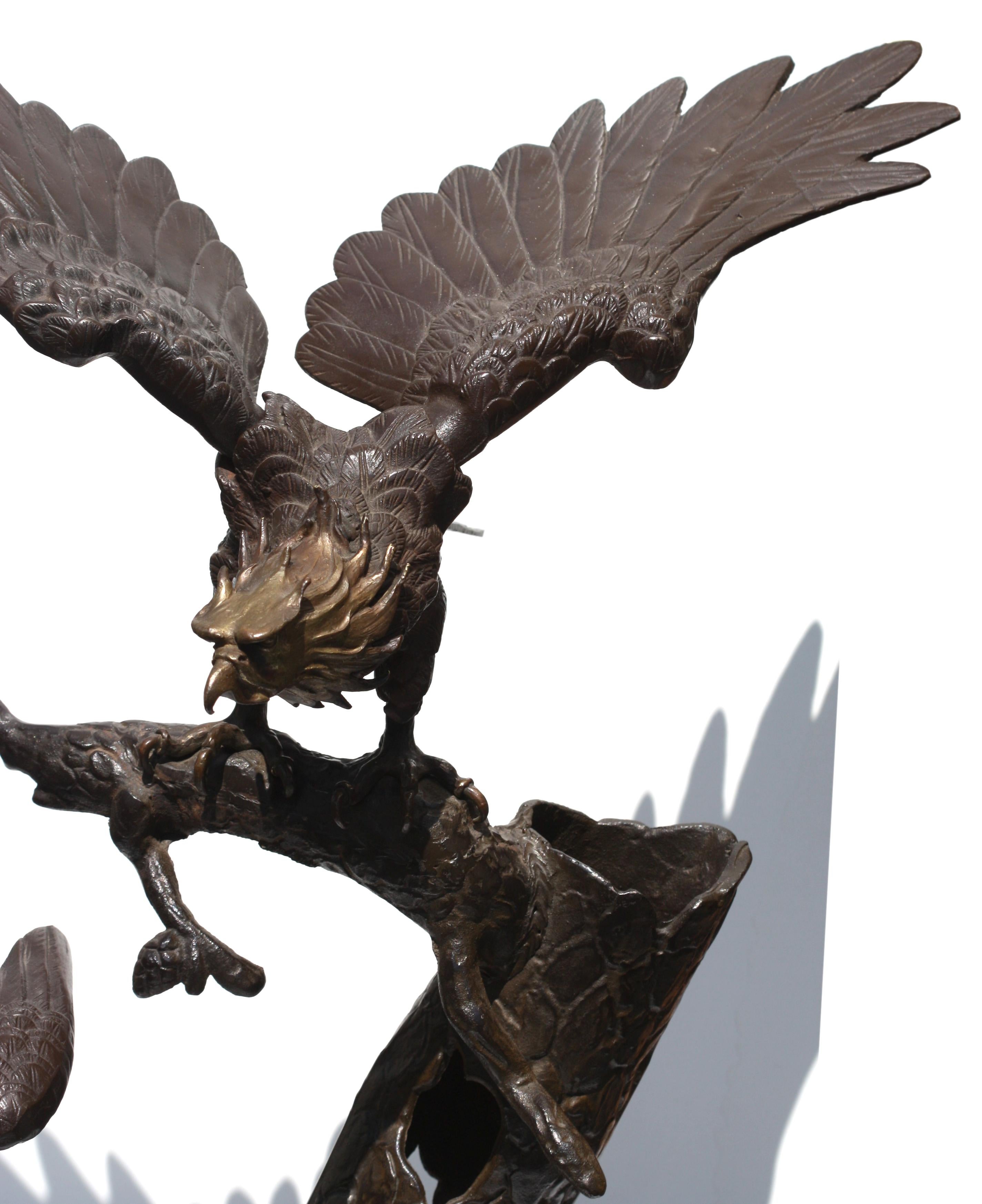 20ième siècle Grand groupe de sculptures japonaises d'aigle en bronze patiné et en fer en vente