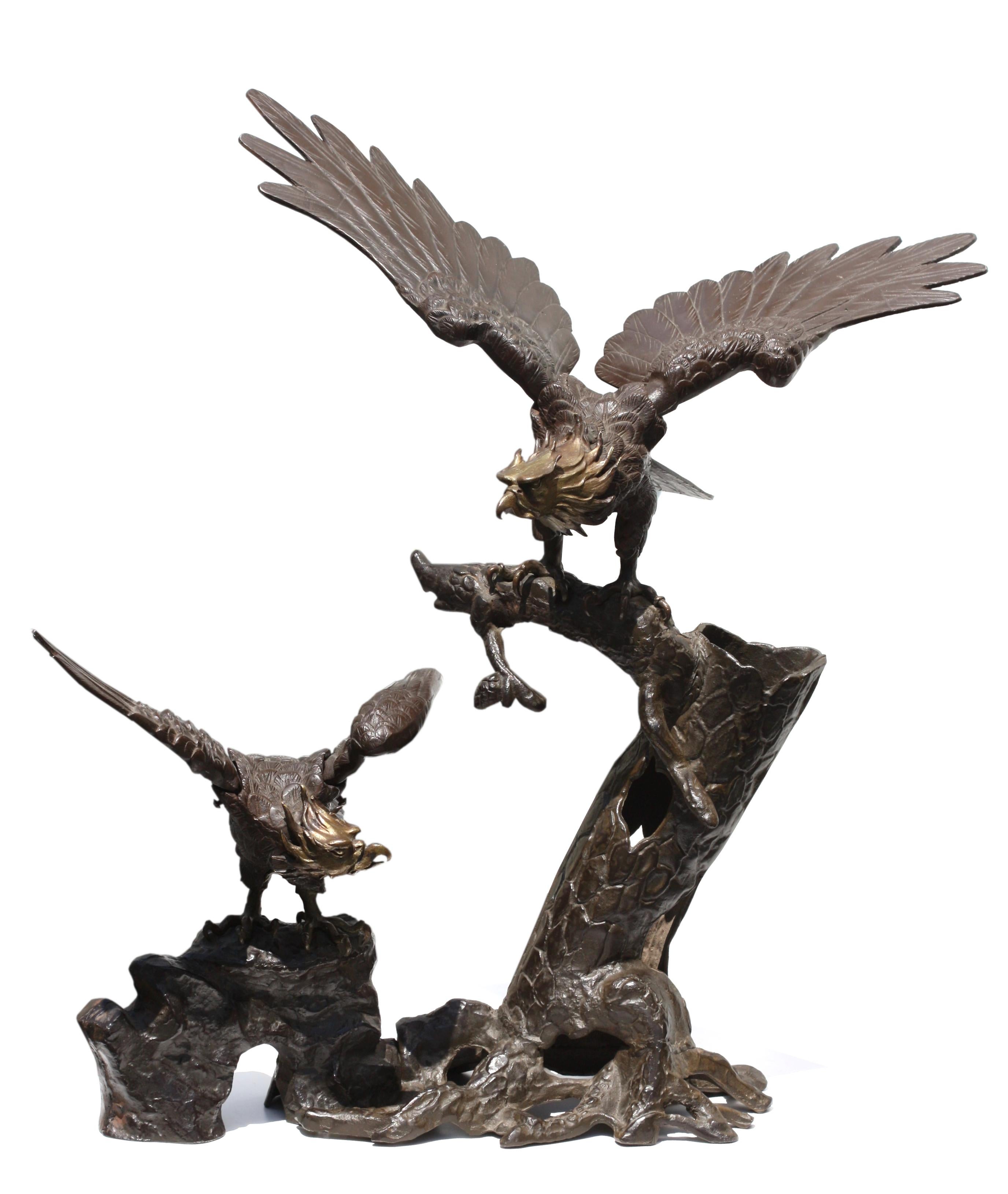 Grand groupe de sculptures japonaises d'aigle en bronze patiné et en fer en vente 2
