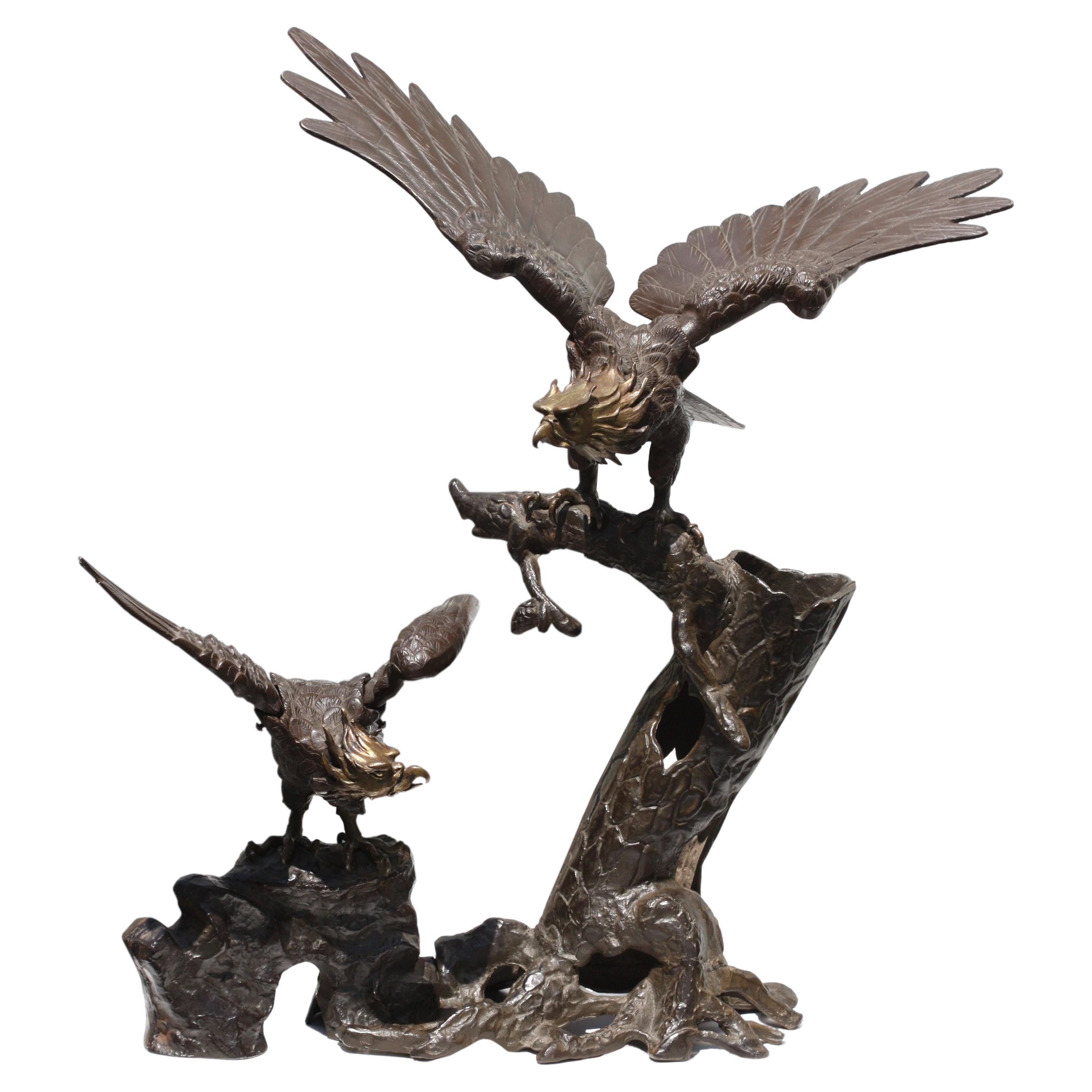 Grand groupe de sculptures japonaises d'aigle en bronze patiné et en fer