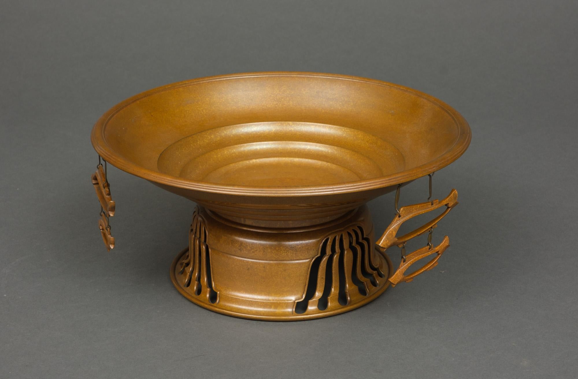 Large Japanese patinated bronze footed water basin (suiban) by Studio Heiwa 平和堂 In Good Condition In Amsterdam, NL