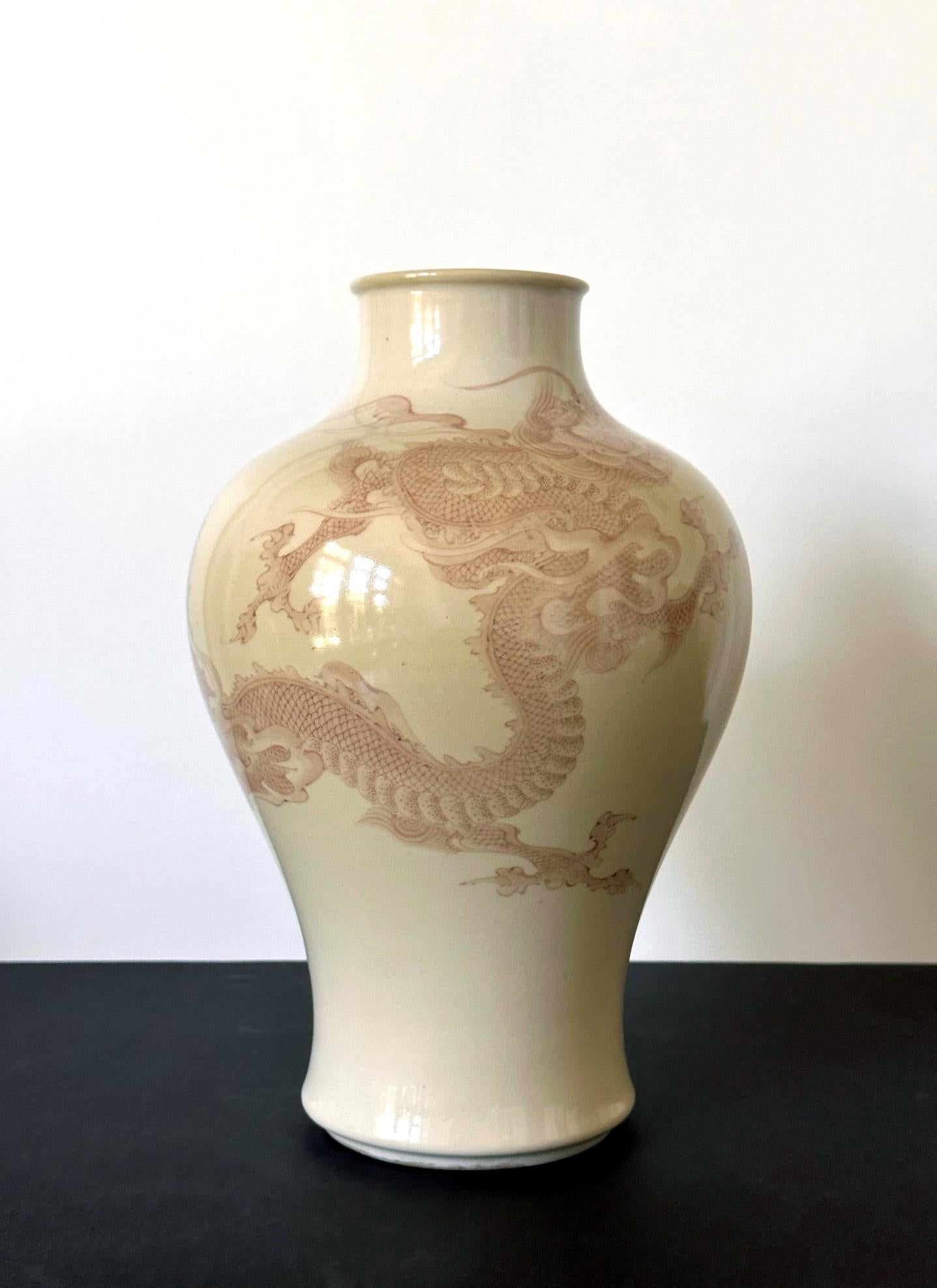 Aus dem Studio des legendären kaiserlichen japanischen Töpfers Makuzu Kozan (1842-1916) stammt diese große Porzellanvase, die in einem zarten Gelb mit subtilem Farbverlauf glasiert ist und auf der ein lebendiges Drachenmotiv in atemberaubender
