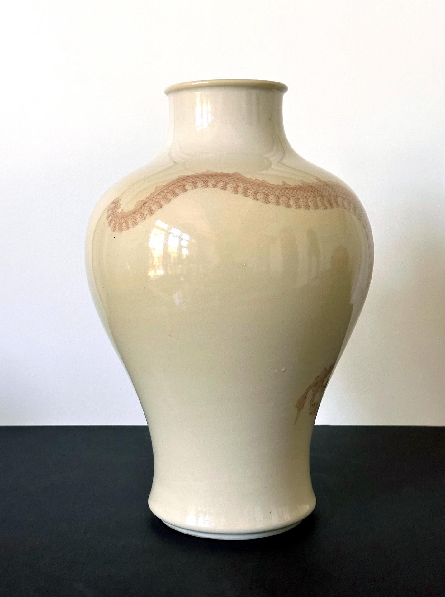 Große japanische Drachenvase aus Porzellan von Makuzu Kozan Meiji-Periode (20. Jahrhundert) im Angebot