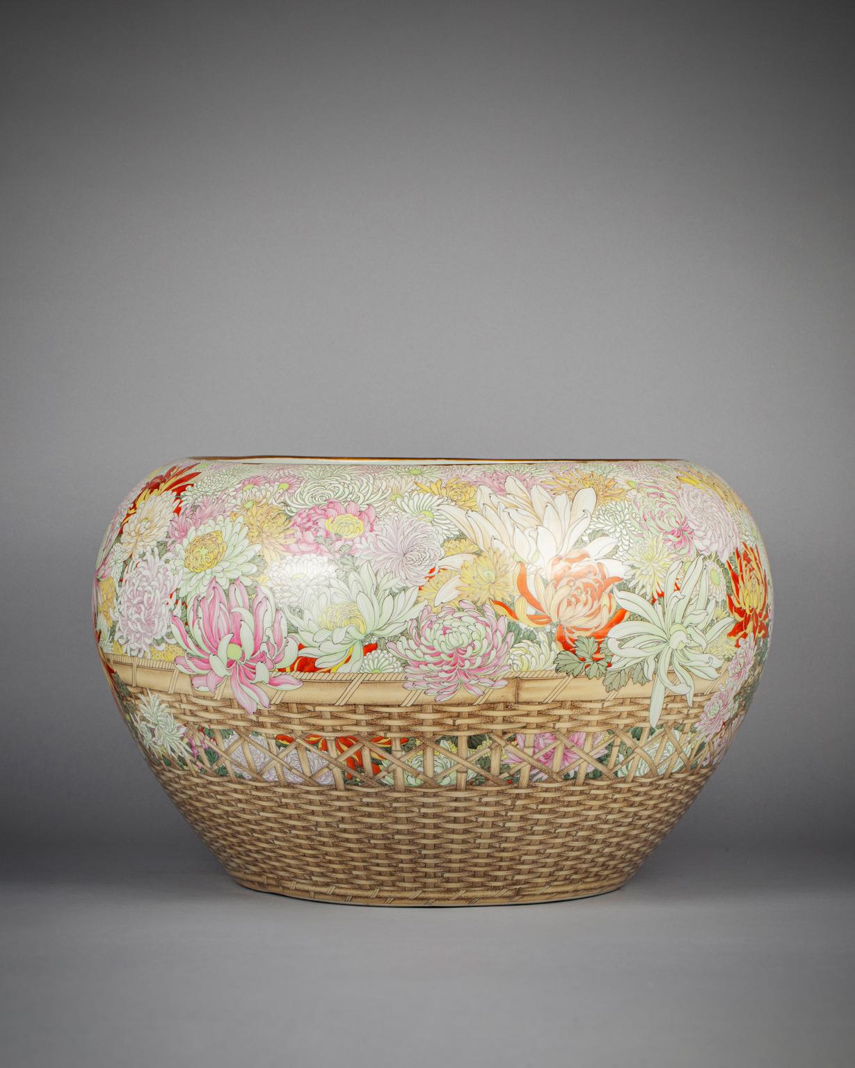 Large Japanese Porcelain Jardinière, circa 1880 In Excellent Condition For Sale In New York, NY