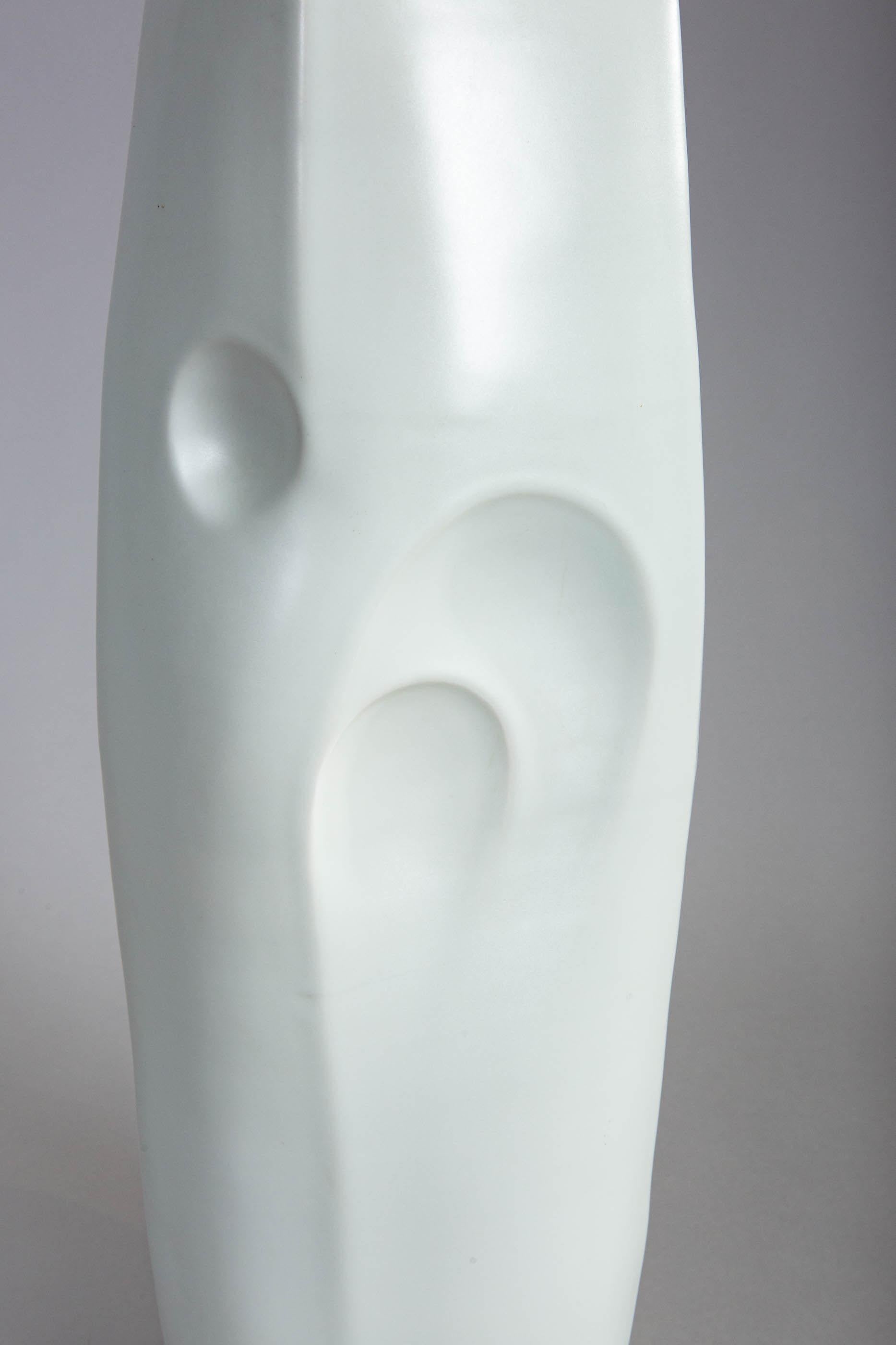 Avec un design abstrait organique. Signature de l'Artistics sur le fond et sur la boîte de rangement d'origine : Hasegawa Isamu. Ce vase a été exposé au 2e Nitten en 1970. Hasegawa Isamu est né en 1925 à Kyoto, fils du célèbre artiste porcelainier