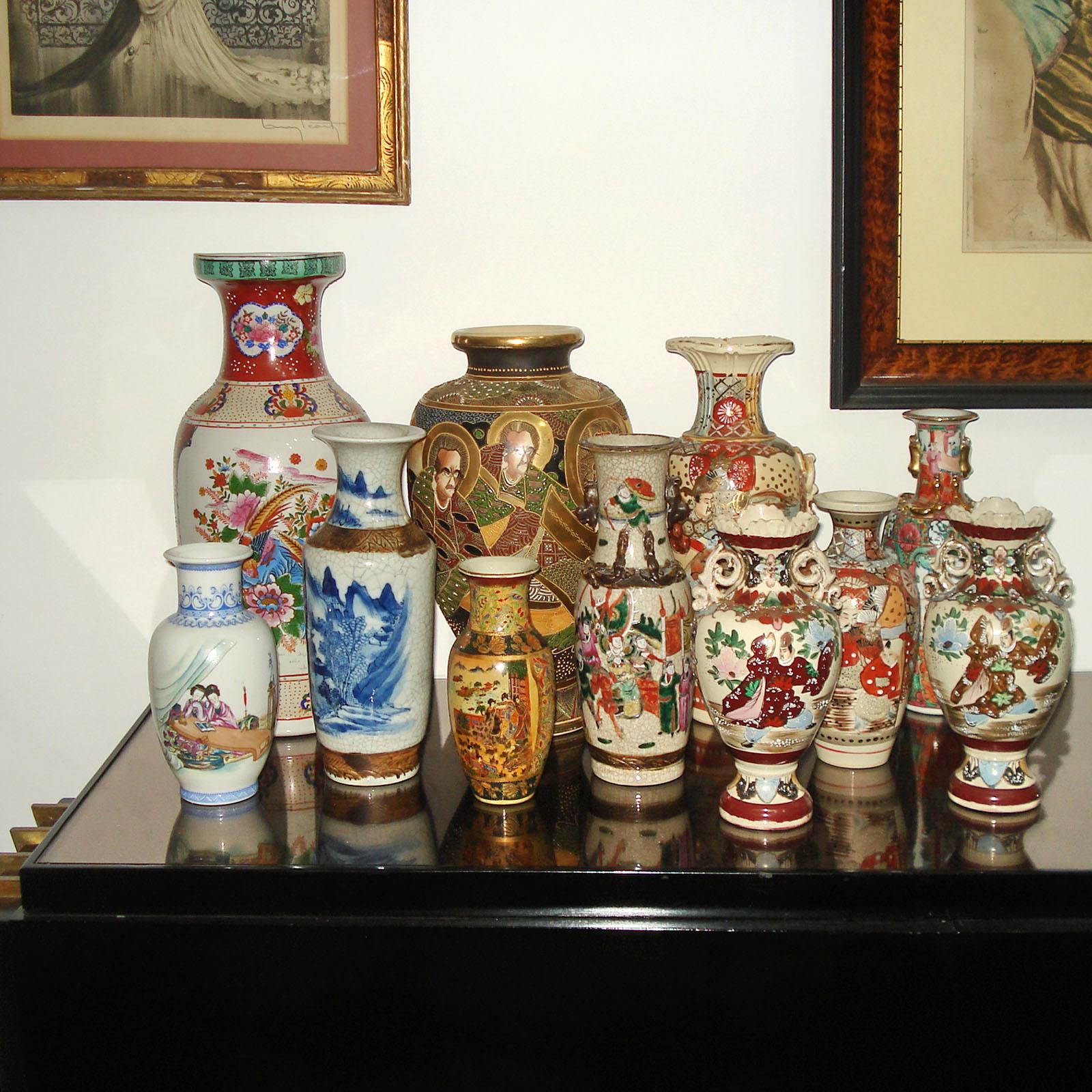 Large Oriental Porcelain Vase, Decor of Flowers and Birds, Circa 1940s.
This is a vintage decorative vase, dating from the late art deco period, circa 1940. Classic oriental art deco taste. Has a desirable patina of use and is in good condition.