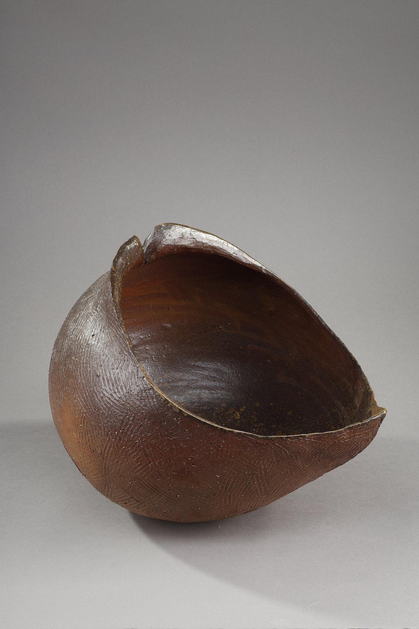 This work of art by master potter Mori Taïga demonstrates his mastery of the material and the art of fire. One can imagine a libatory cup to celebrate a divinity, or more prosaically, a bowl to cool off in on a summer's night. It's also an