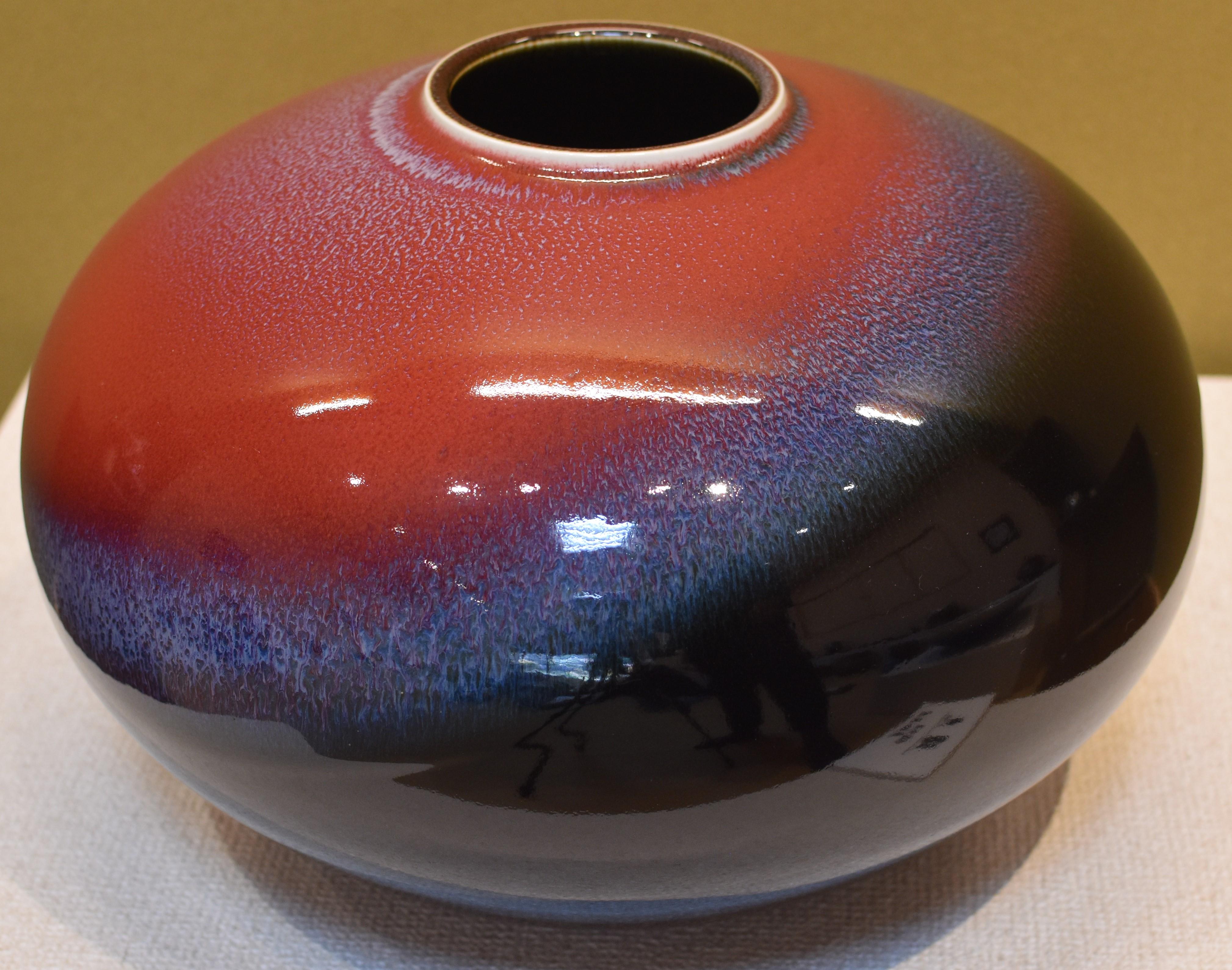 Meiji Vase japonais en porcelaine rouge, noir et bleu vernissé à la main par un maître artiste en vente
