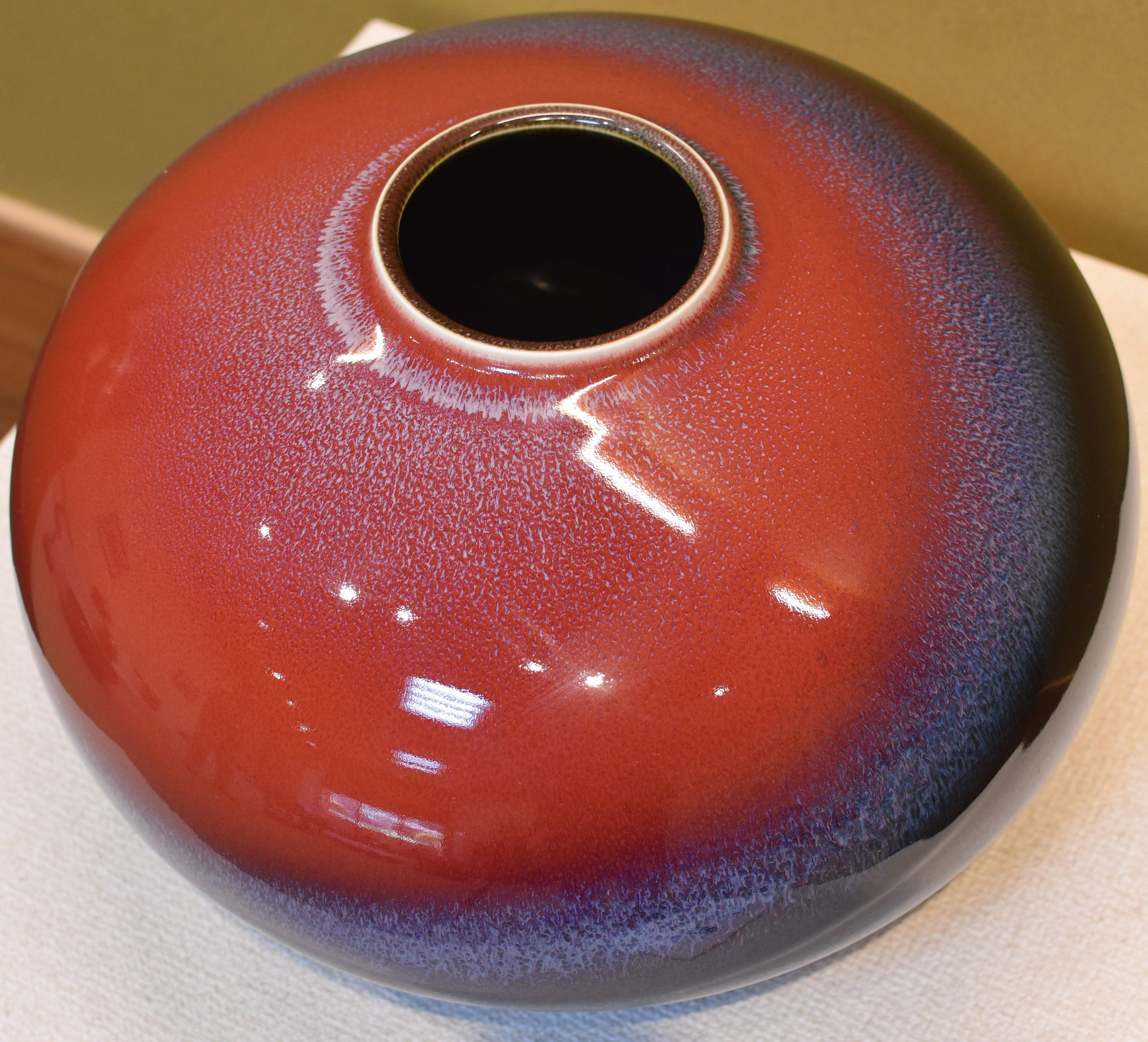 Japonais Vase japonais en porcelaine rouge, noir et bleu vernissé à la main par un maître artiste en vente