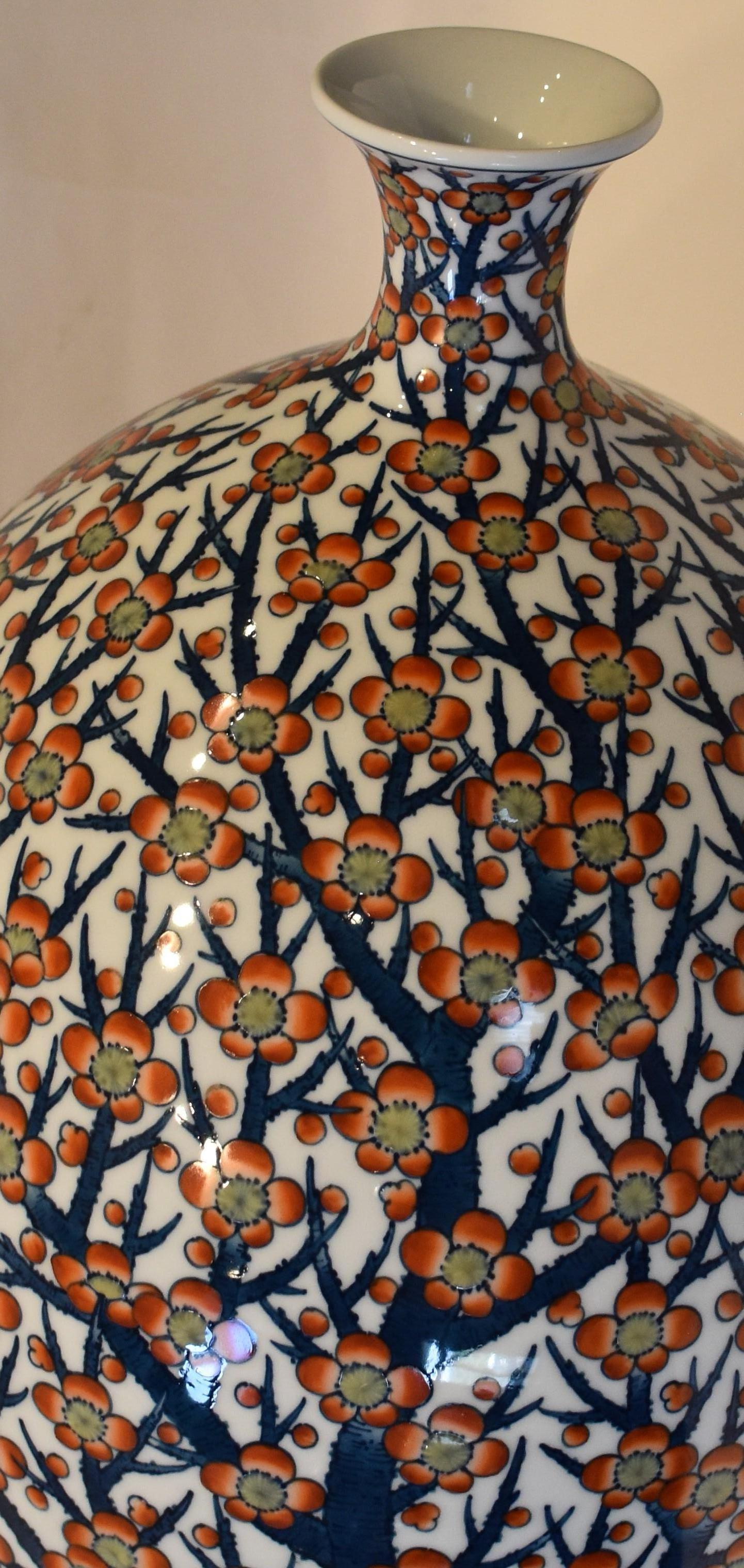 Außergewöhnliche zeitgenössische japanische Porzellanvase in Museumsqualität, handbemalt, ein signiertes Meisterwerk eines hochgelobten, preisgekrönten Porzellanmeisters in Überglasur-Emaillierung. Der markante balusterförmige Korpus dient als